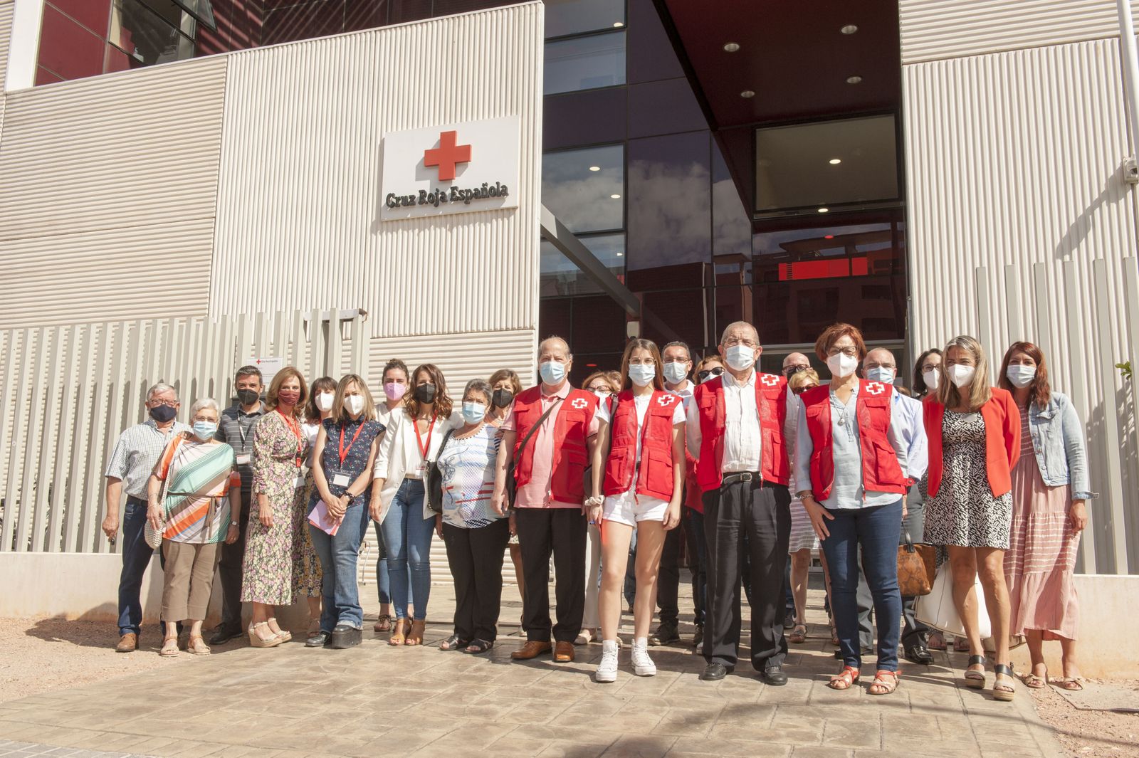 Voluntarios ante el edificio de Cruz Roja.