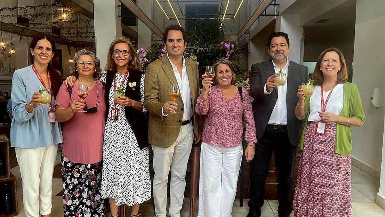 Los Reyes Magos y la presidenta de la Asociación de RR.MM., Gema García Bermúdez, en Bodegas Fundador con la directora de Márketing y Relaciones Públicas,  María Eugenia Herrera, y parte de su equipo.