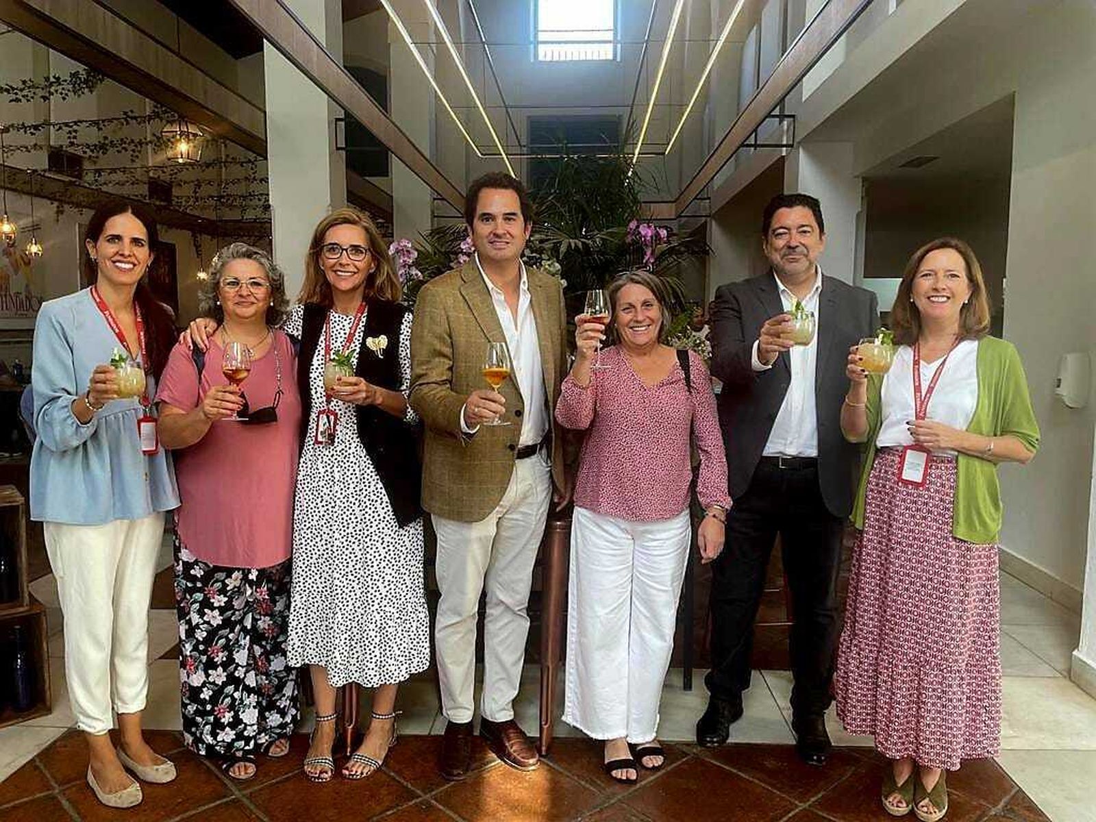 Los Reyes Magos y la presidenta de la Asociación de RR.MM., Gema García Bermúdez, en Bodegas Fundador con la directora de Márketing y Relaciones Públicas,  María Eugenia Herrera, y parte de su equipo.