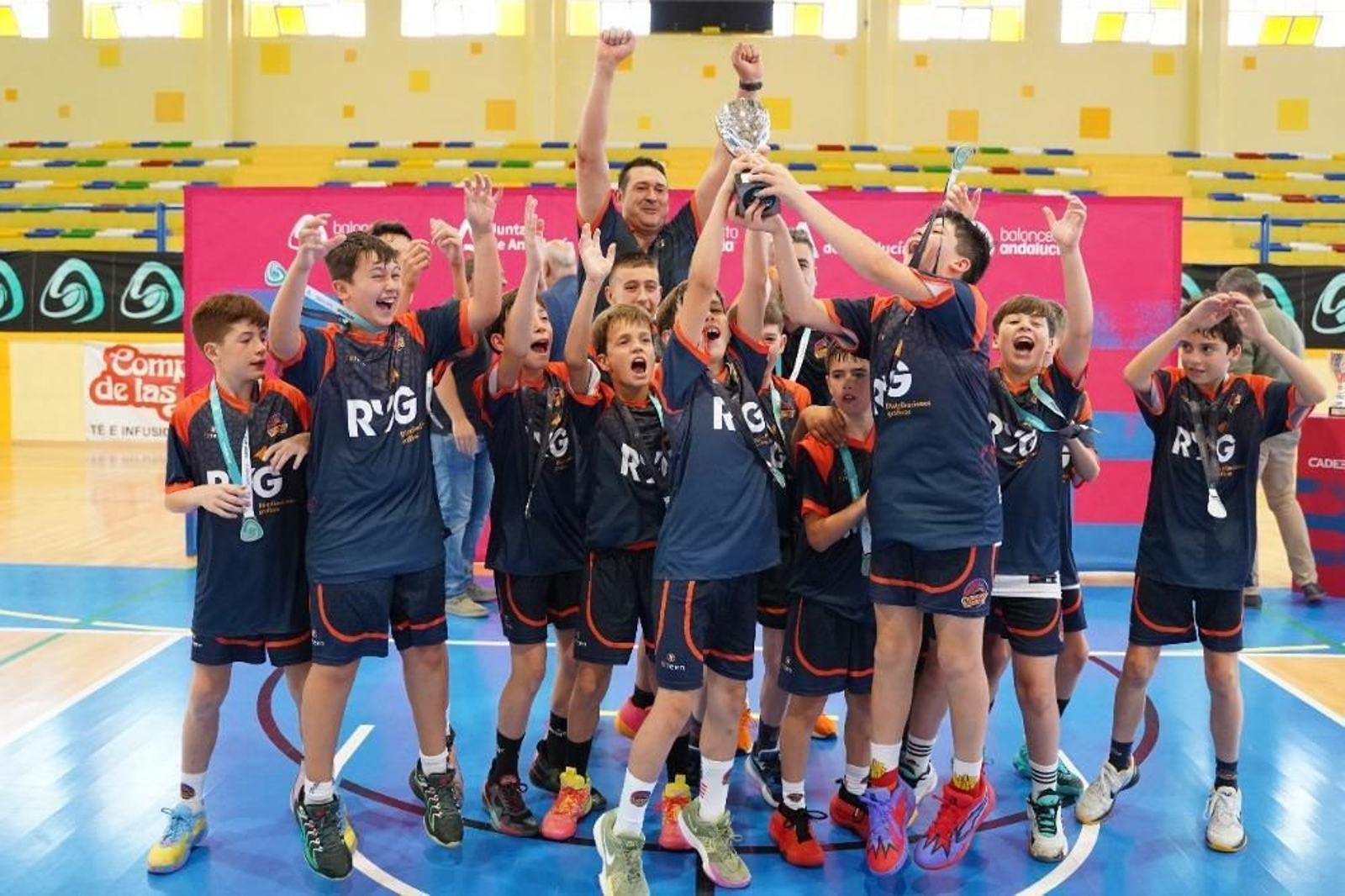 Los jugadores del Ciudad de Córdoba celebran el subcampeonato andaluz. Los jugadores del Ciudad de Córdoba celebran el subcampeonato andaluz.