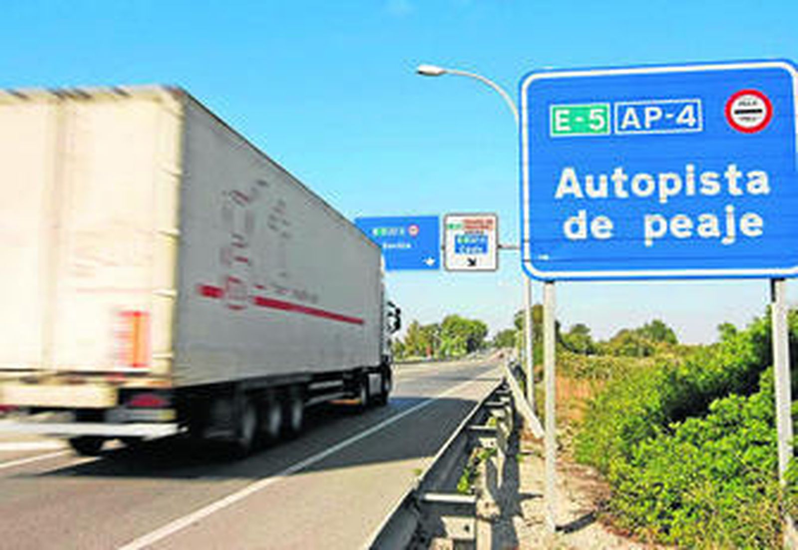 Un camión circulando por esta vía que compagina tramos libres con peajes.