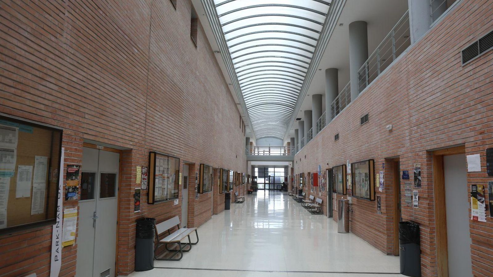 Pasillos de la Facultad de Ciencias de la Comunicación
