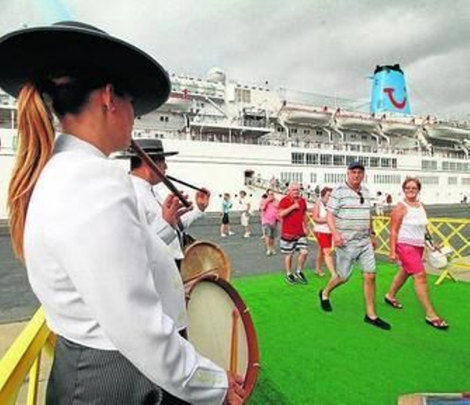 Recepción a los cruceristas en el Muelle Sur.