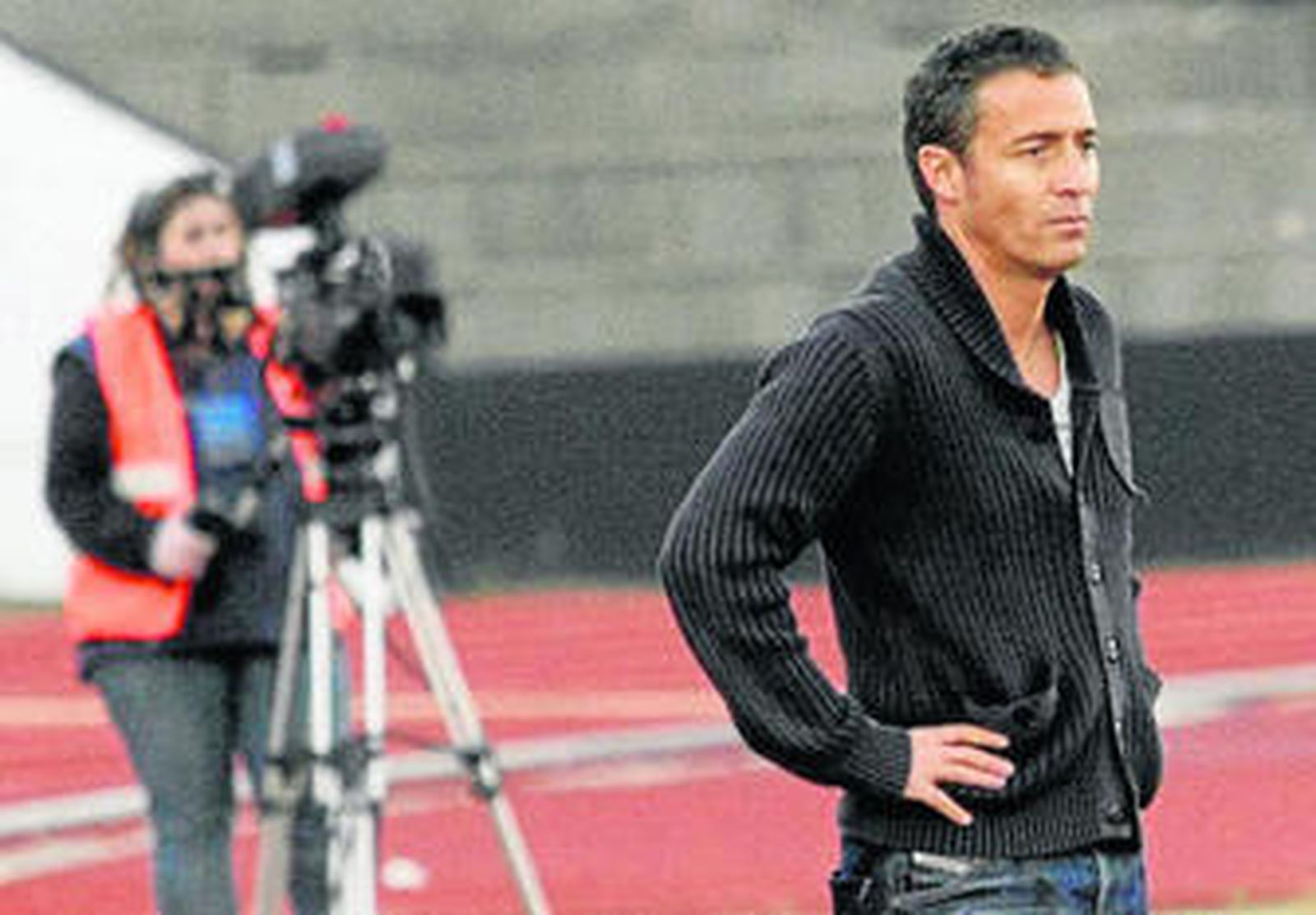 Óscar Cano presencia un partido desde la banda.