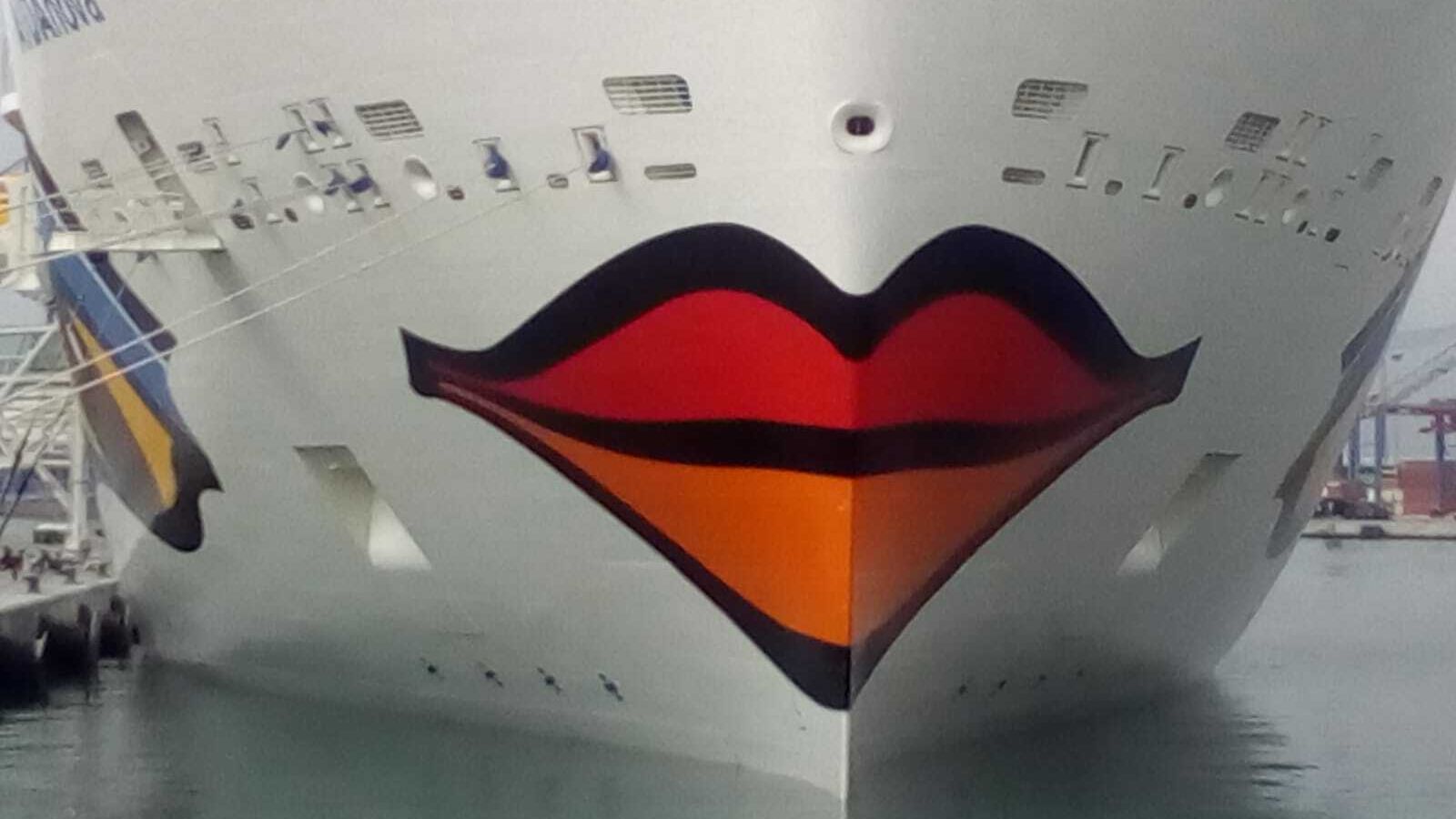 Labios en la proa del 'Aidanova'