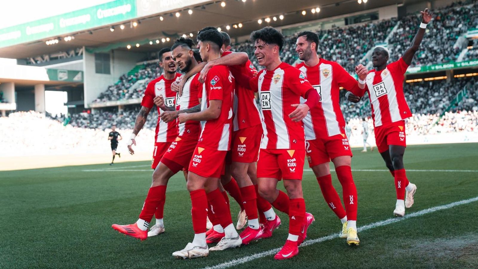 Los rojiblancos celebran el primer tanto de Luis Suárez.