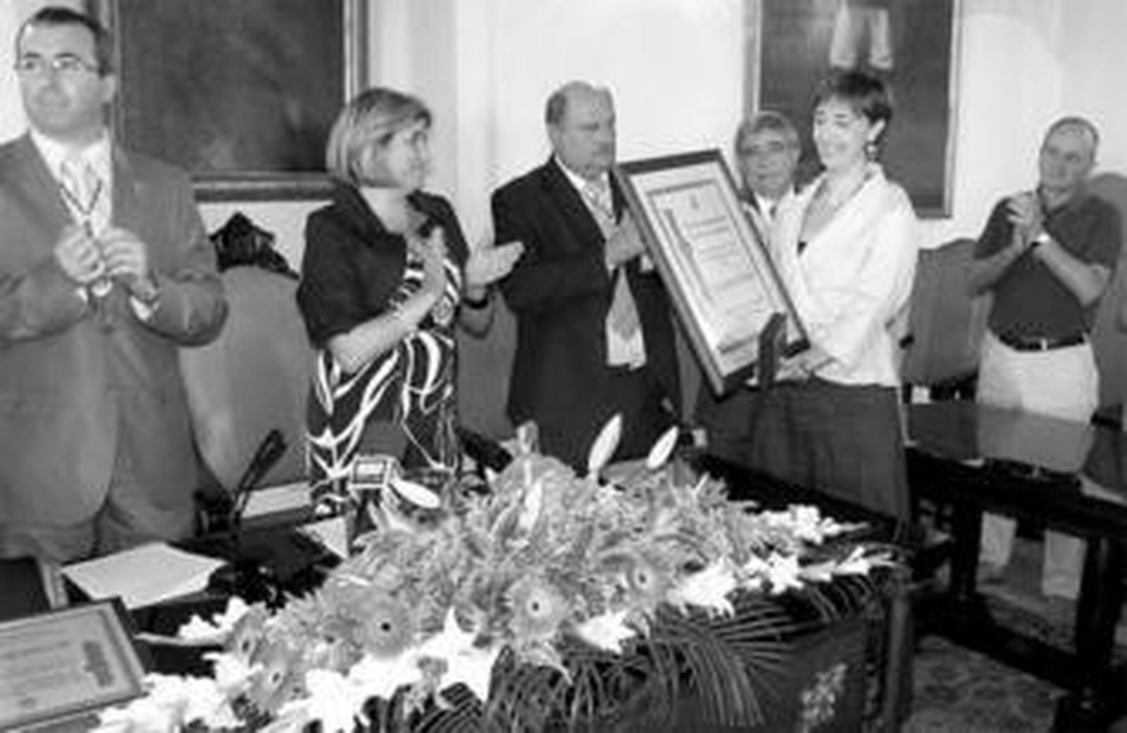 María Luisa Bermejo recoge el diploma conmemorativo y la medalla.