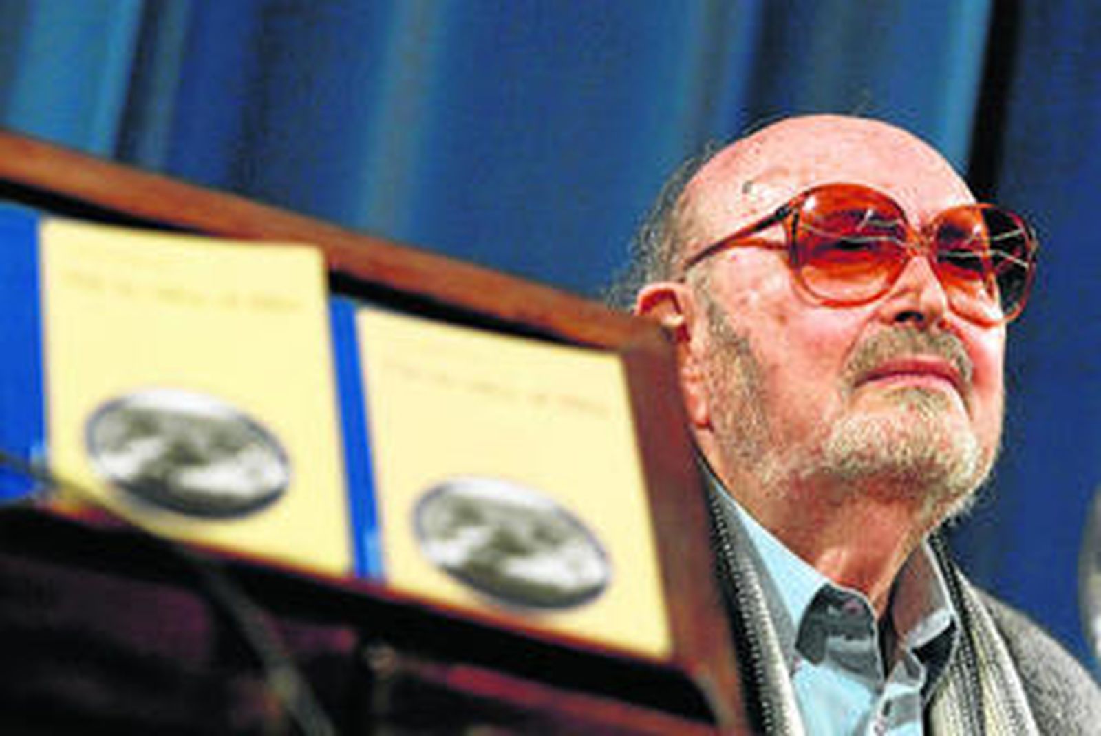 Julio Diamante, ayer en Madrid ante dos ejemplares de su libro 'De la idea al film'.