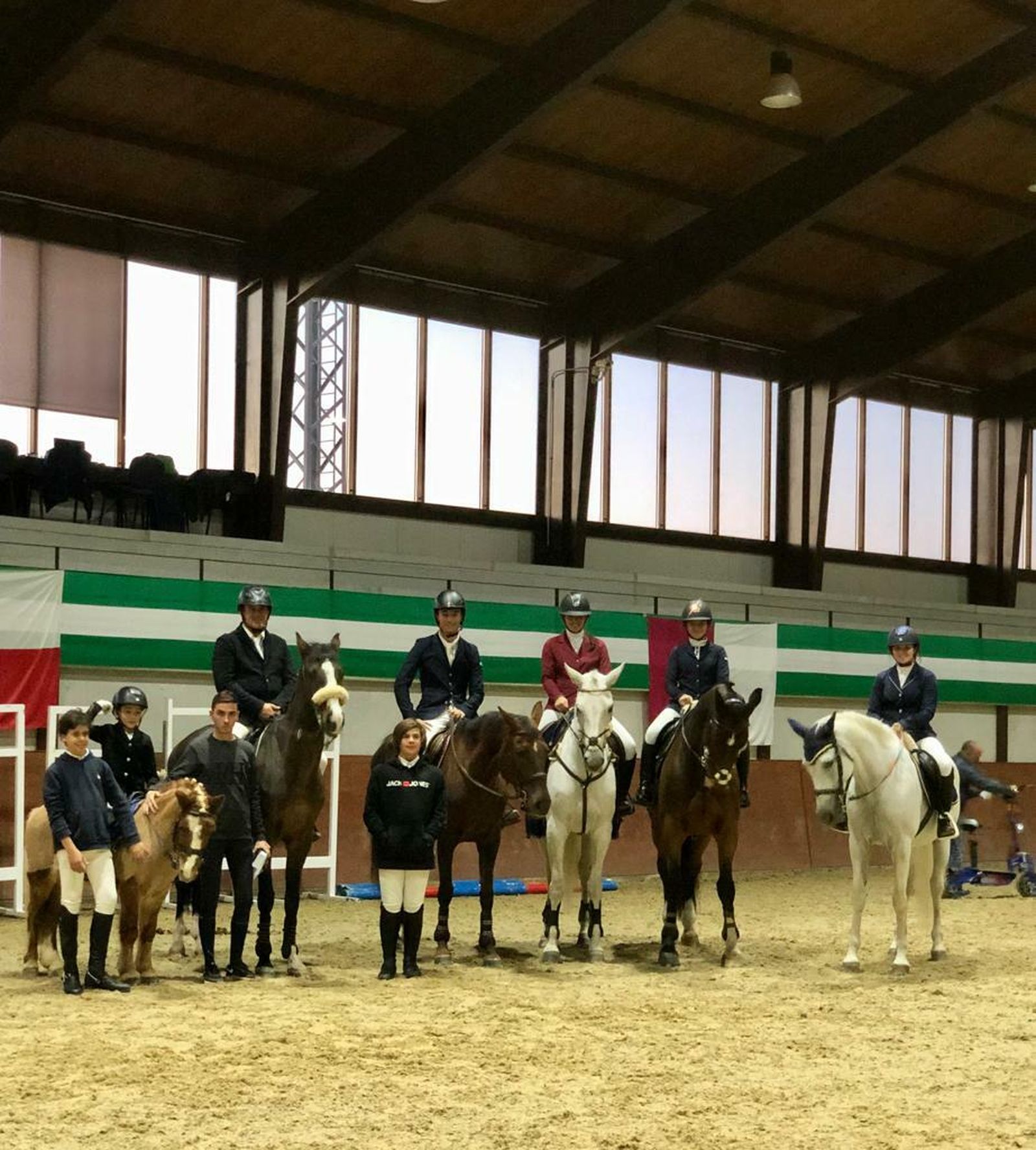 Los seis integrantes de la escuela jerezana que subieron al podio.