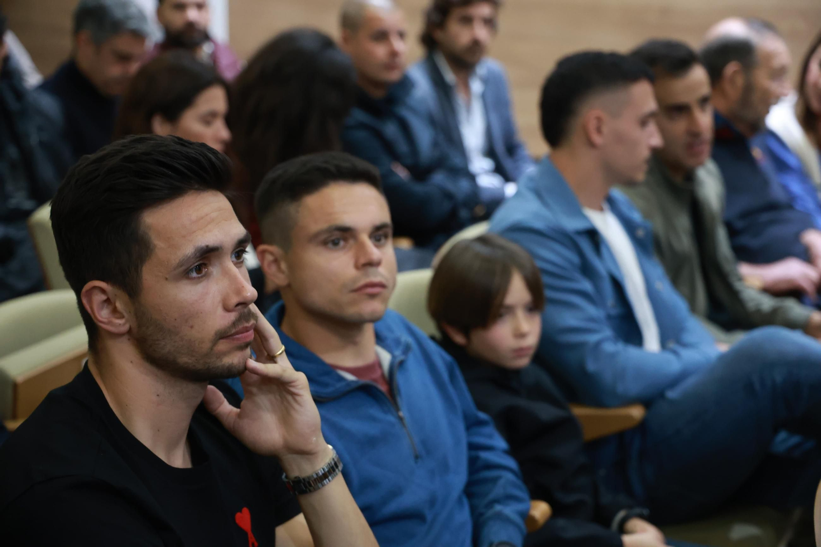 Basti: La presentación de su libro en La Rosaleda, en fotos