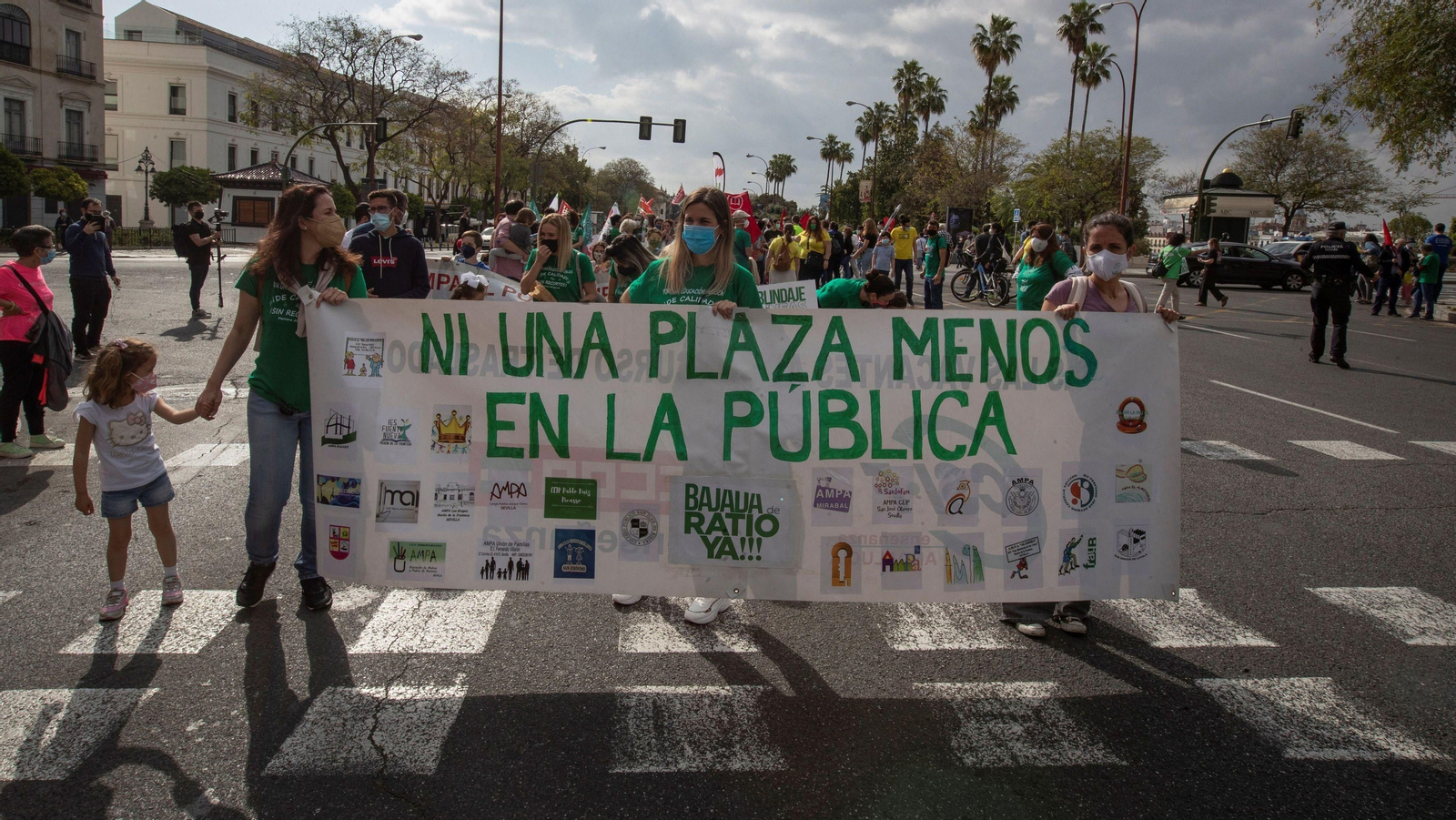 Manifestación de AMPA públicas contra el cierre de aulas.
