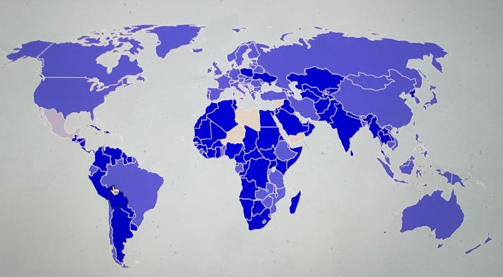 Distintos colores marcan la situación de cada país en el tráfico aéreo.