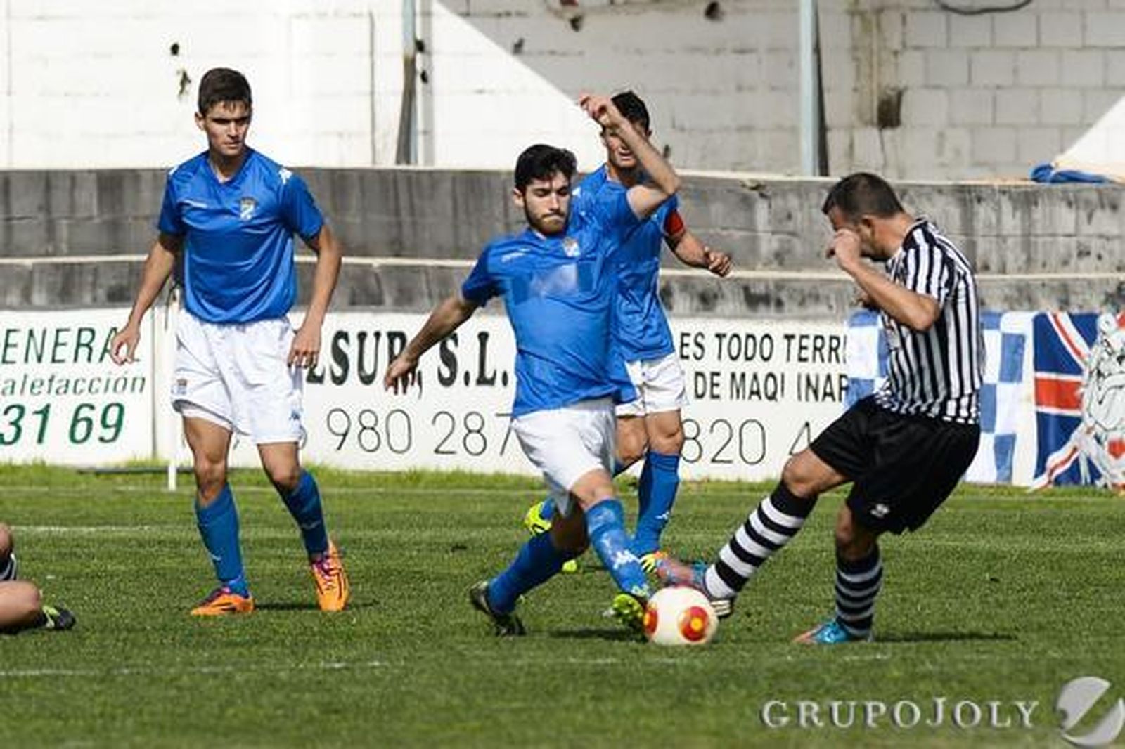El XCD, que tampoco paga al árbitro, cae ante el Mairena (2-1) con un gol dudoso en el minuto 89.

Foto: LOF