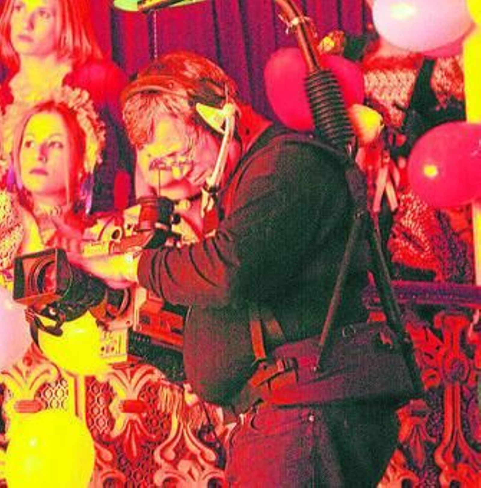 Un cámara de Canal Sur graba sobre el escenario del Falla.