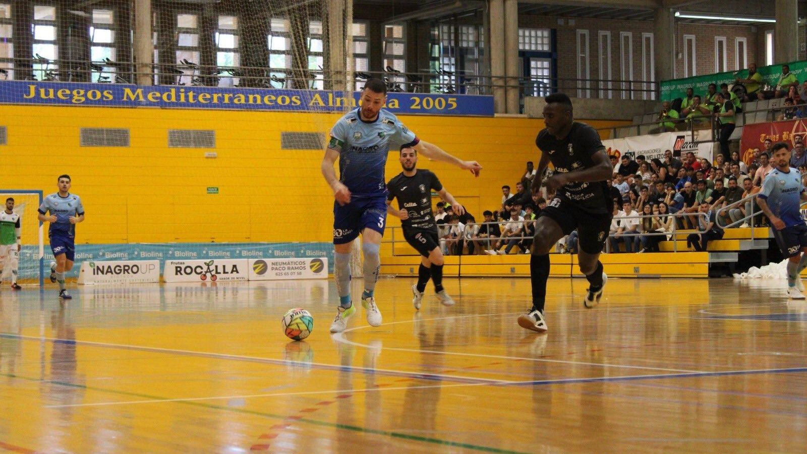 Josete prepara la pierna para realizar un disparo en el encuentro frente a los gallegos.