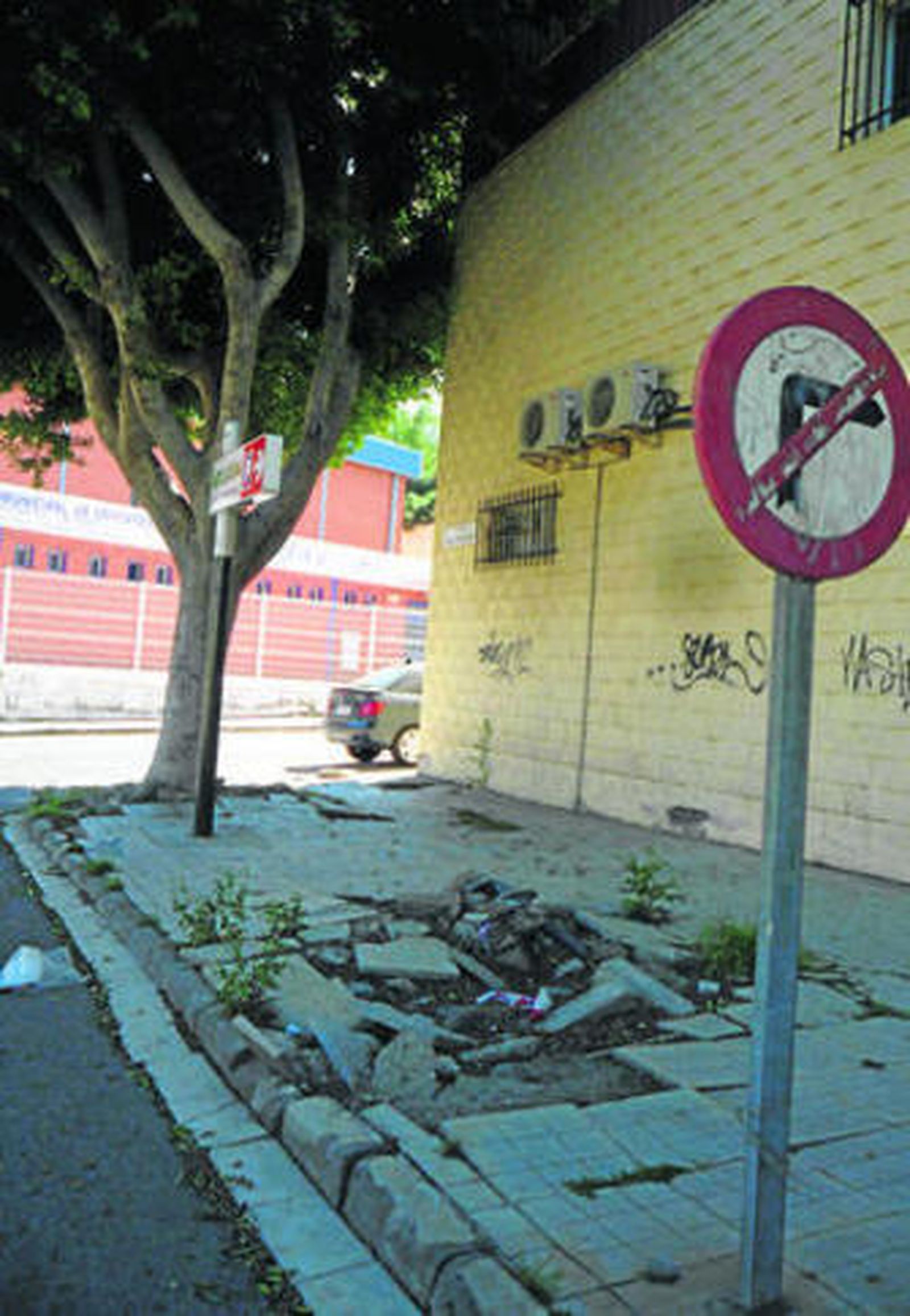 Aceras intransitables junto al colegio del barrio Araceli.