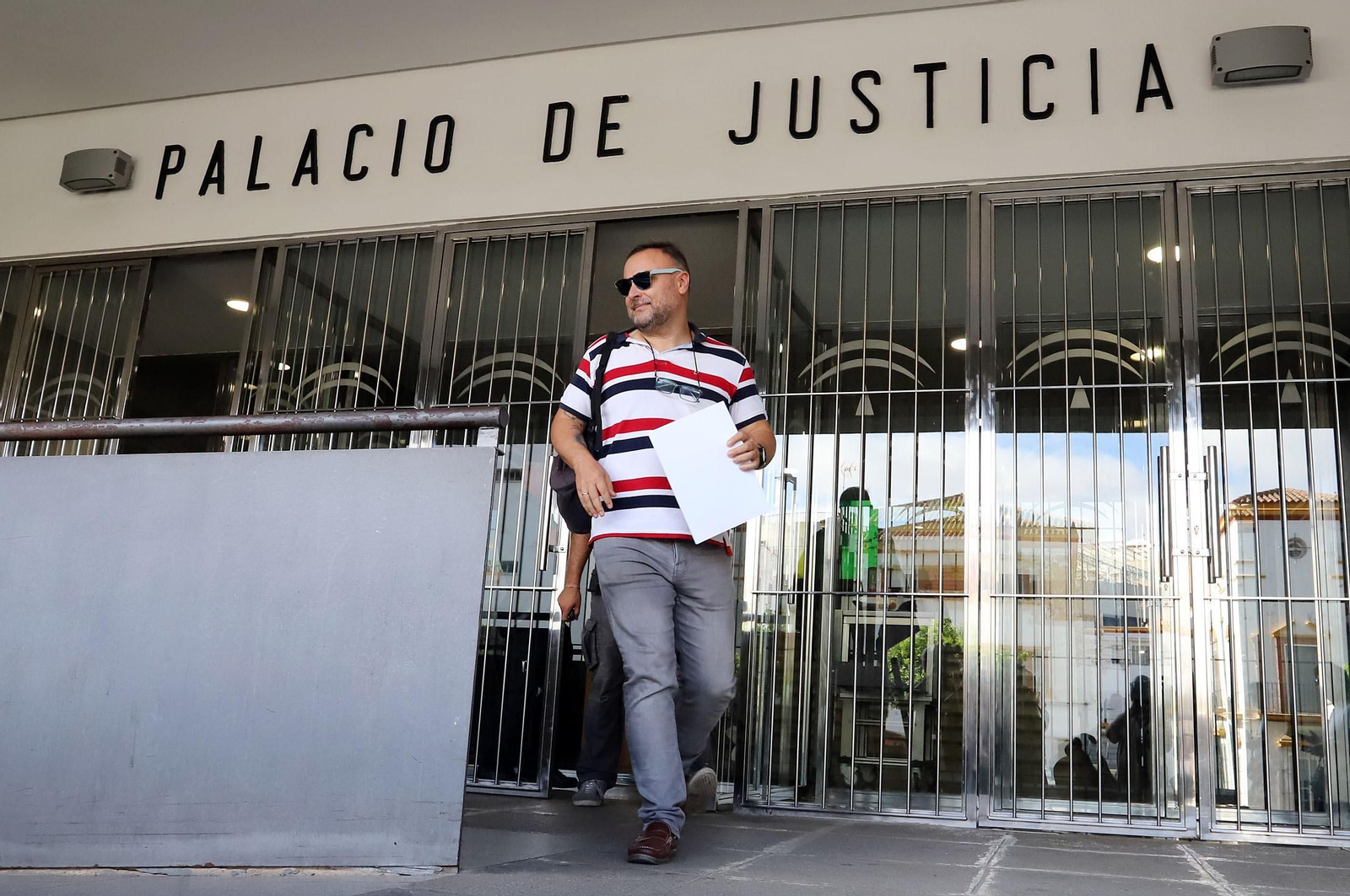 Imágenes de la vista de medidas cautelares por el apuñalamiento al jefe de la Policía Local de Punta Umbría.