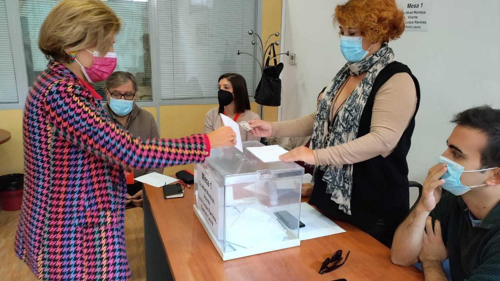 Sonia Ferrer deposita su voto.