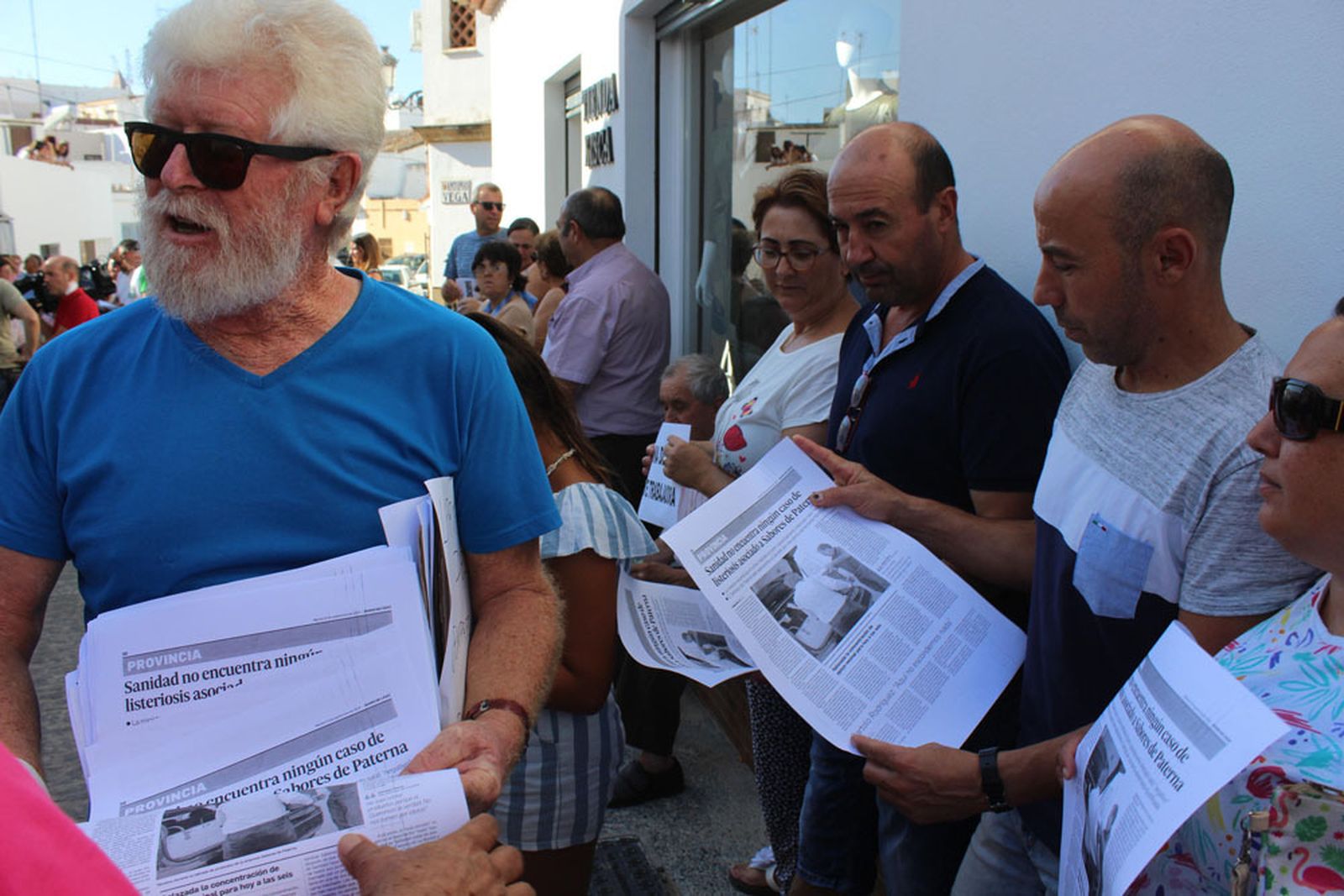 Concentración en apoyo de la empresa Sabores de Paterna