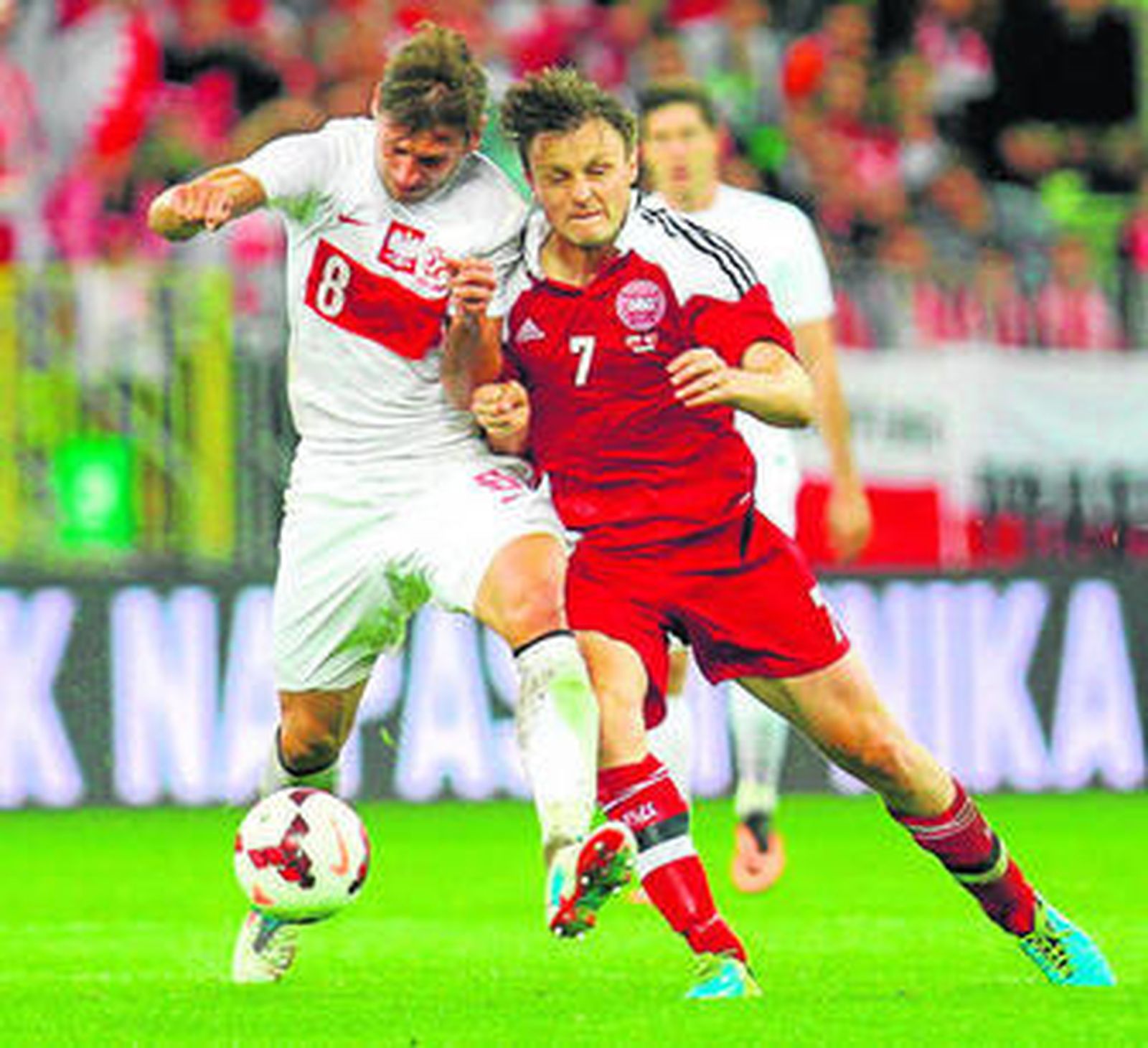 Krychowiak aguanta la embestida de Kvist durante un Polonia-Dinamarca.