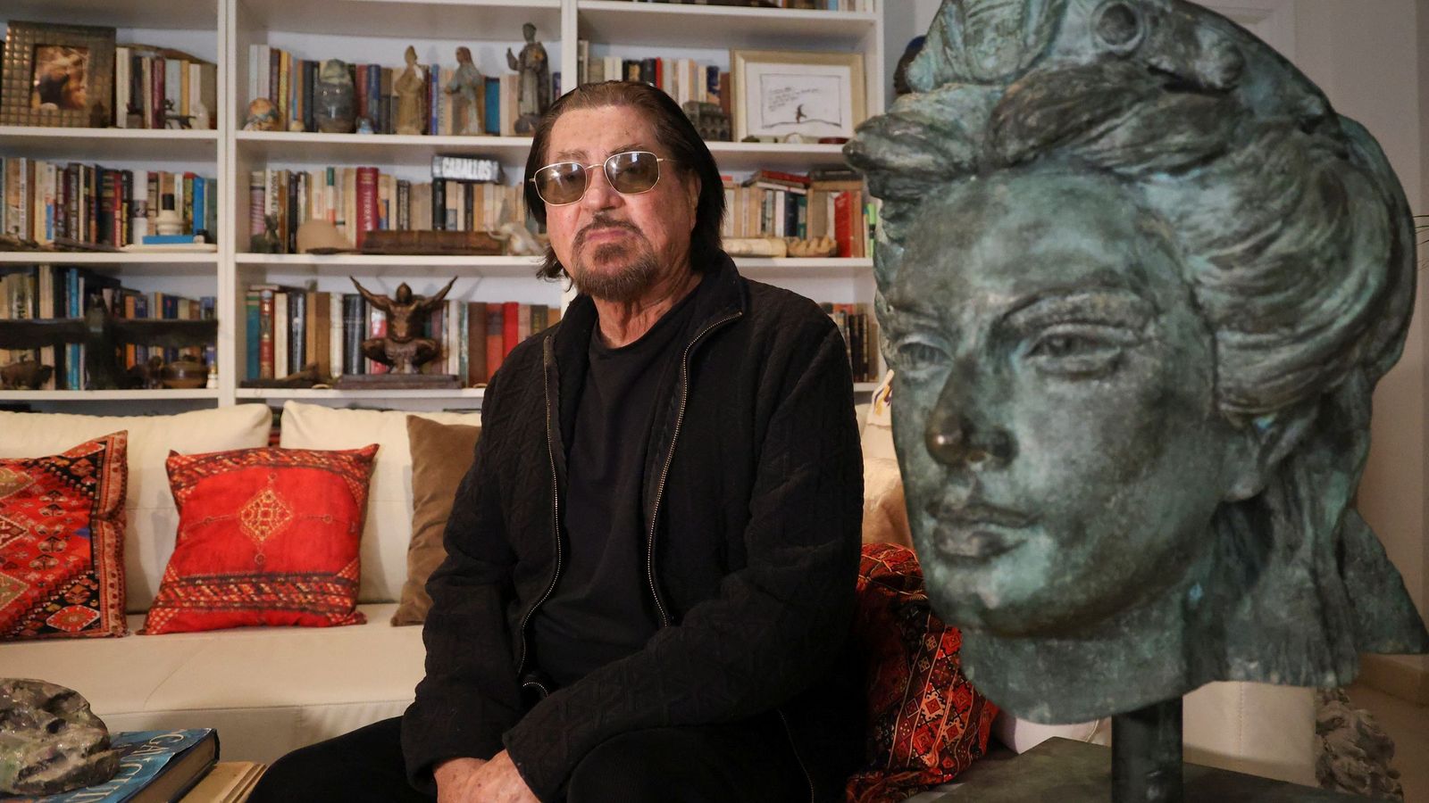 Serrán, posa en su casa con una de sus obras.