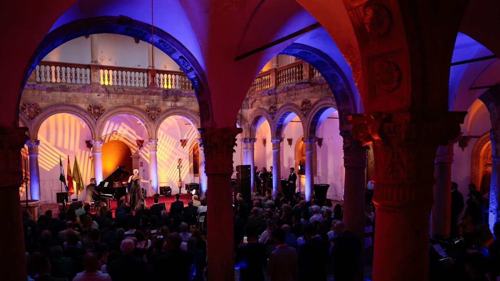 Actuación de Pasión Vega en el patio principal del Castillo