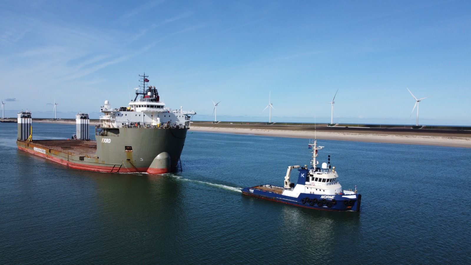 El semisumergible 'Fjord', saliendo de Rotterdam hacia Gibraltar.