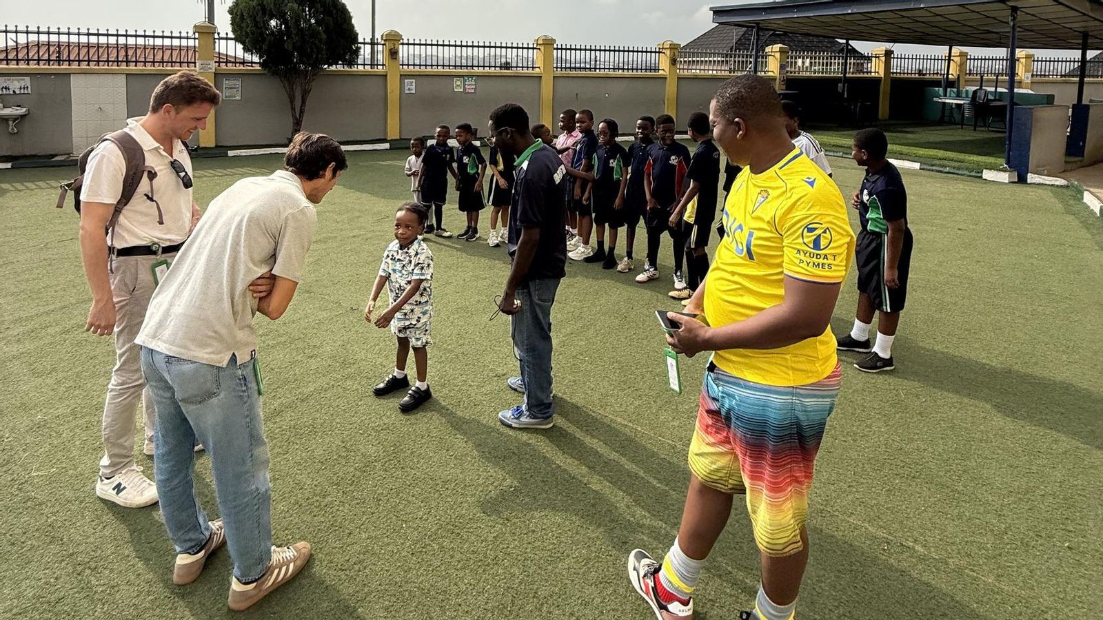 Una camiseta del Cádiz CF, presente en el encuentro con los estudiantes.