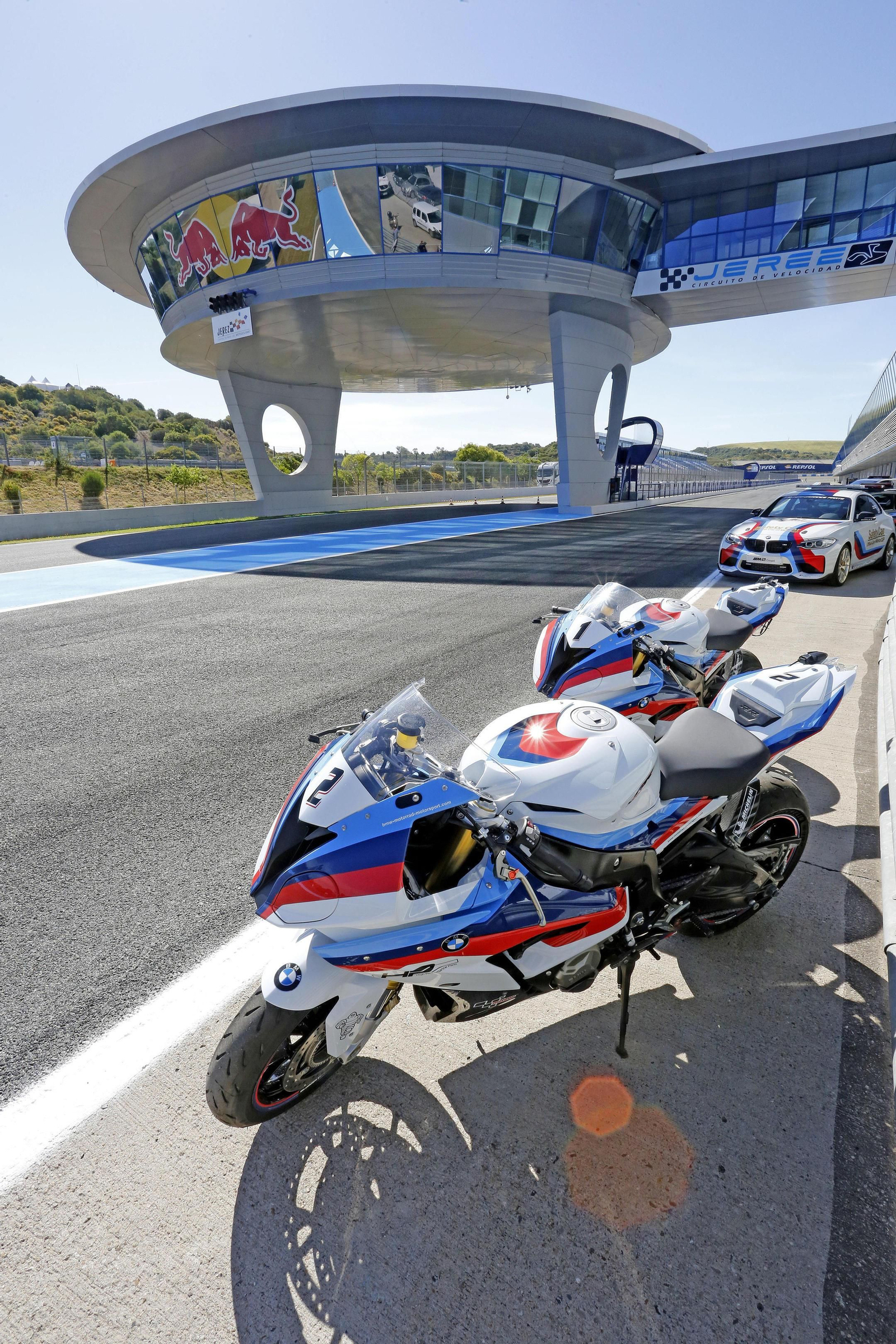 Las motocicletas y coches que forman parte del equipo de seguridad, ya listos en el pit-lane del trazado jerezano.