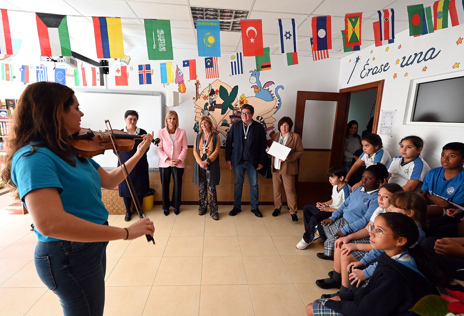 Un instante de la visita de Pelayo al colegio Madre de Dios.