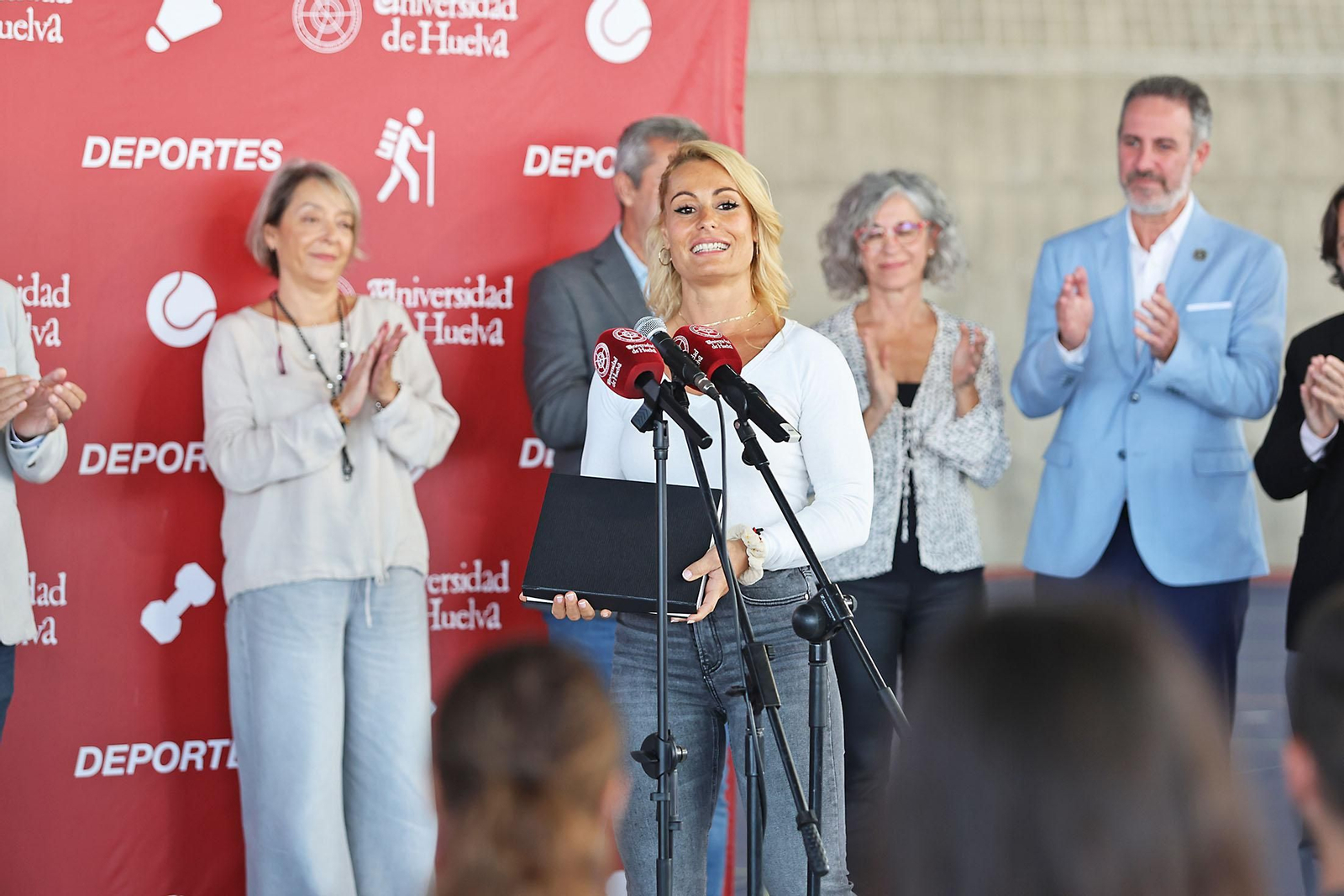 Lydia Valentín, medalla de oro olímpica en la categoría de halterofilia visita las pistas de la UHU que llevarán su nombre