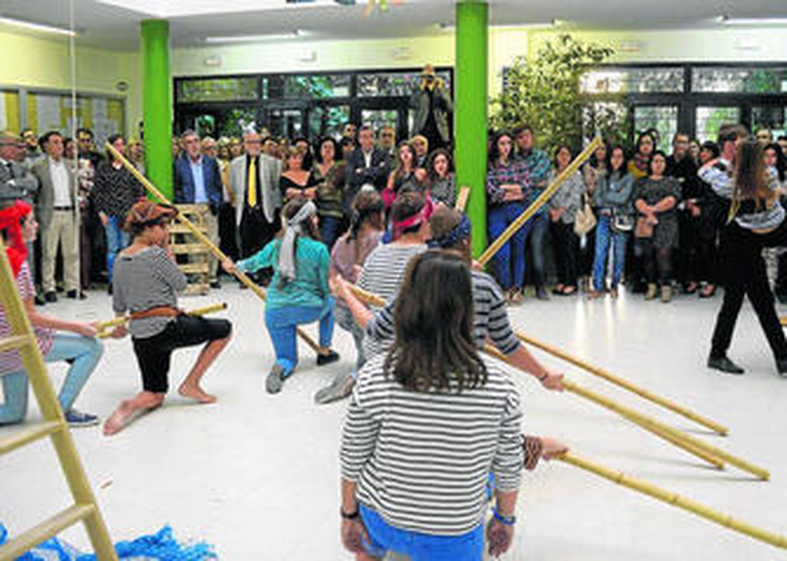 Una de las actuaciones programadas por los estudiantes del centro con motivo del 25 aniversario.