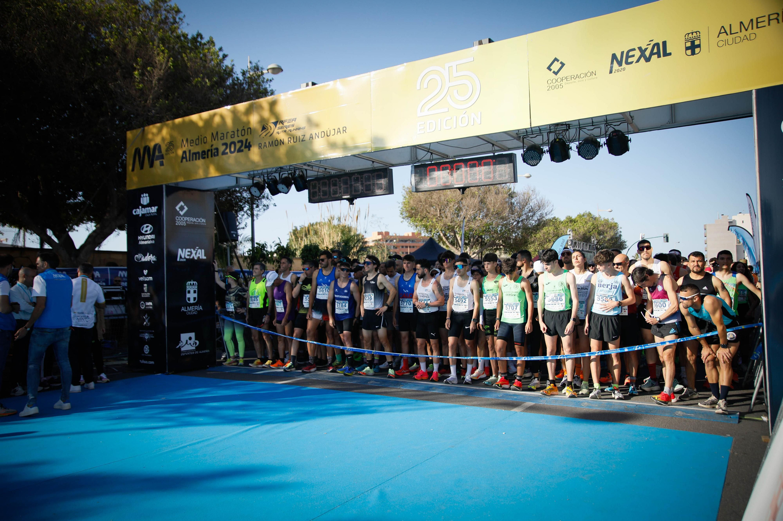 Imágenes de la salida de la Media maratón Ciudad de Almería