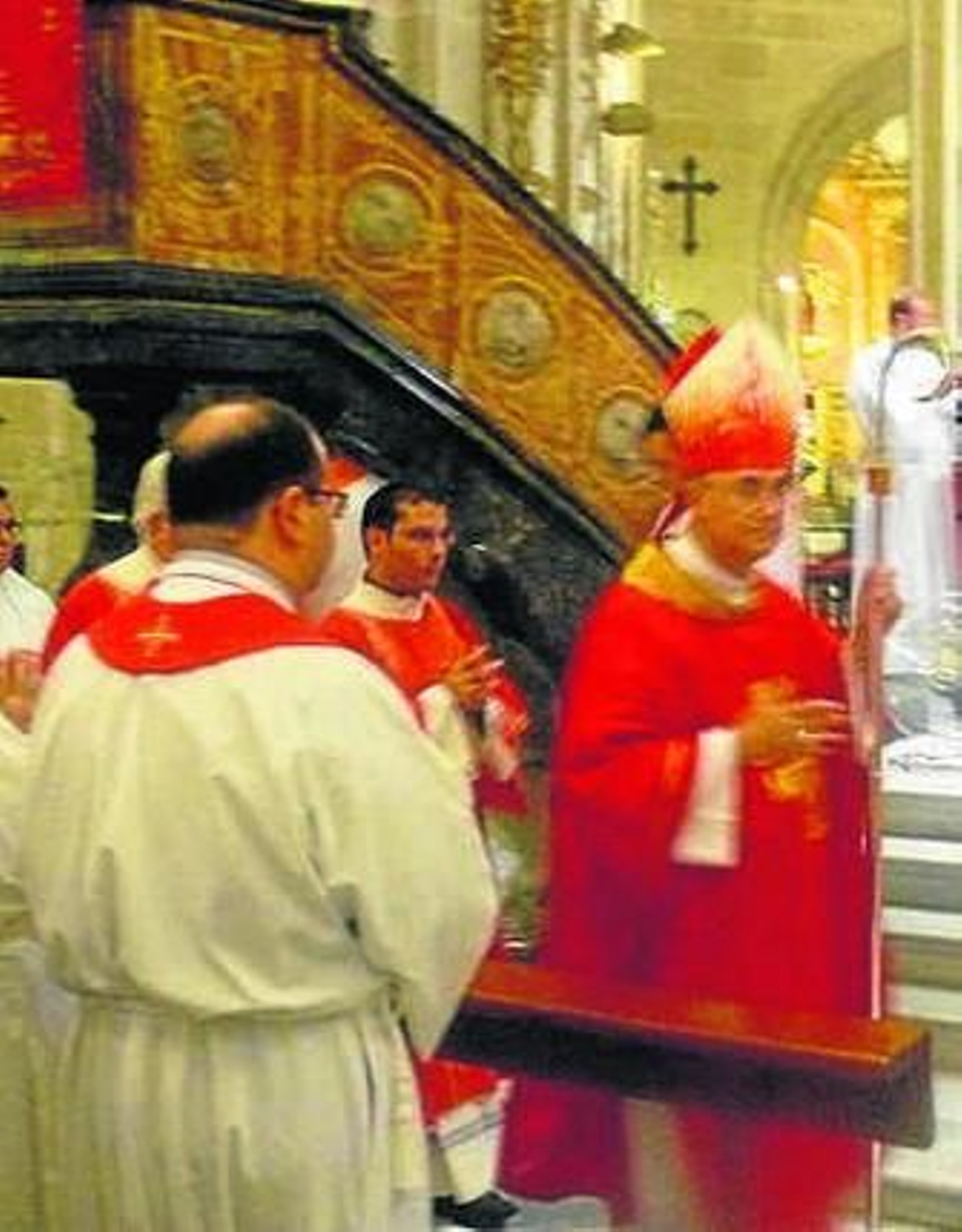 El obispo al comienzo de la misa.