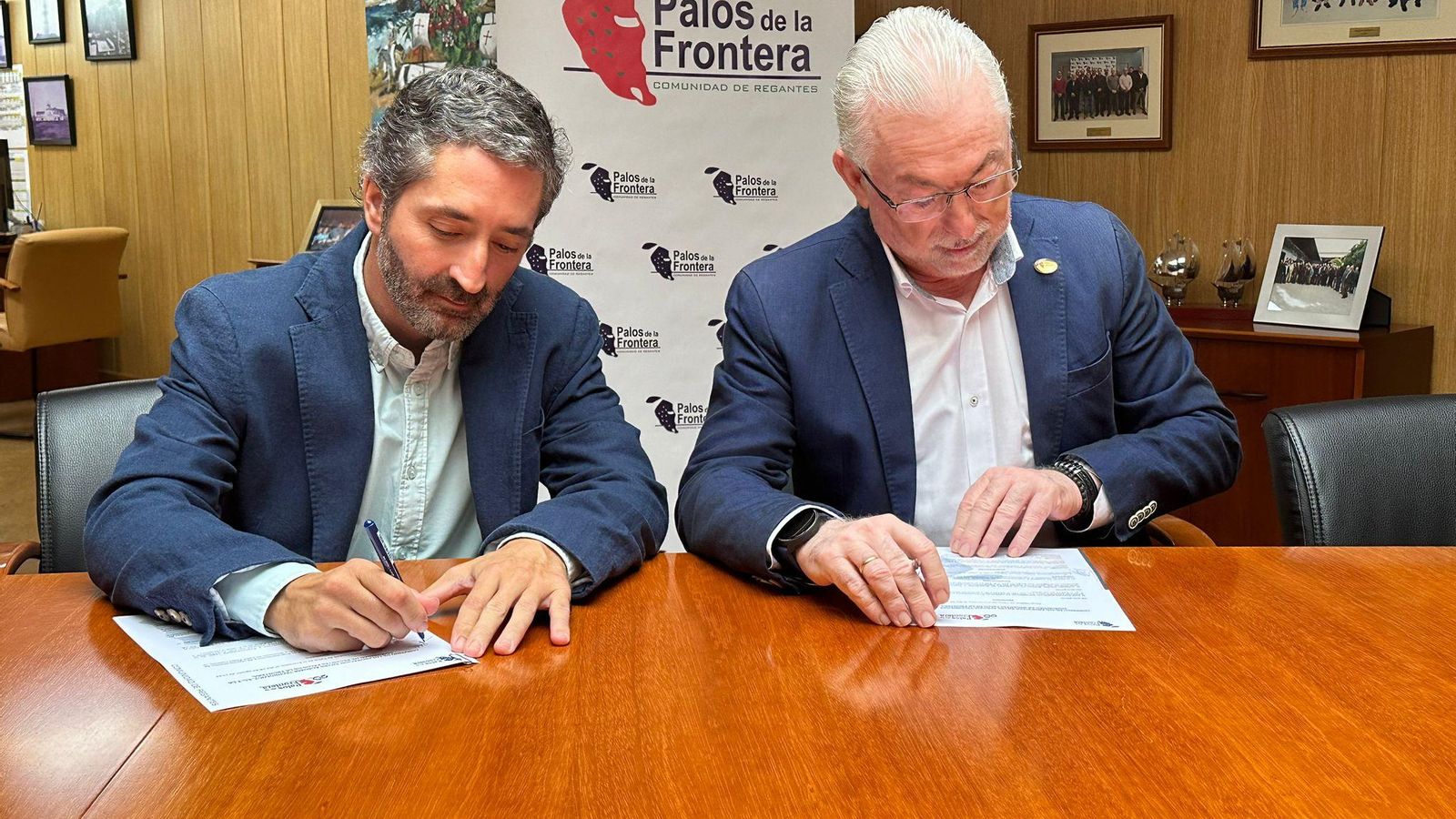 Alco de la firma entre la Comunidad de Regantes de Palos de la Frontera y Agroair Technology.