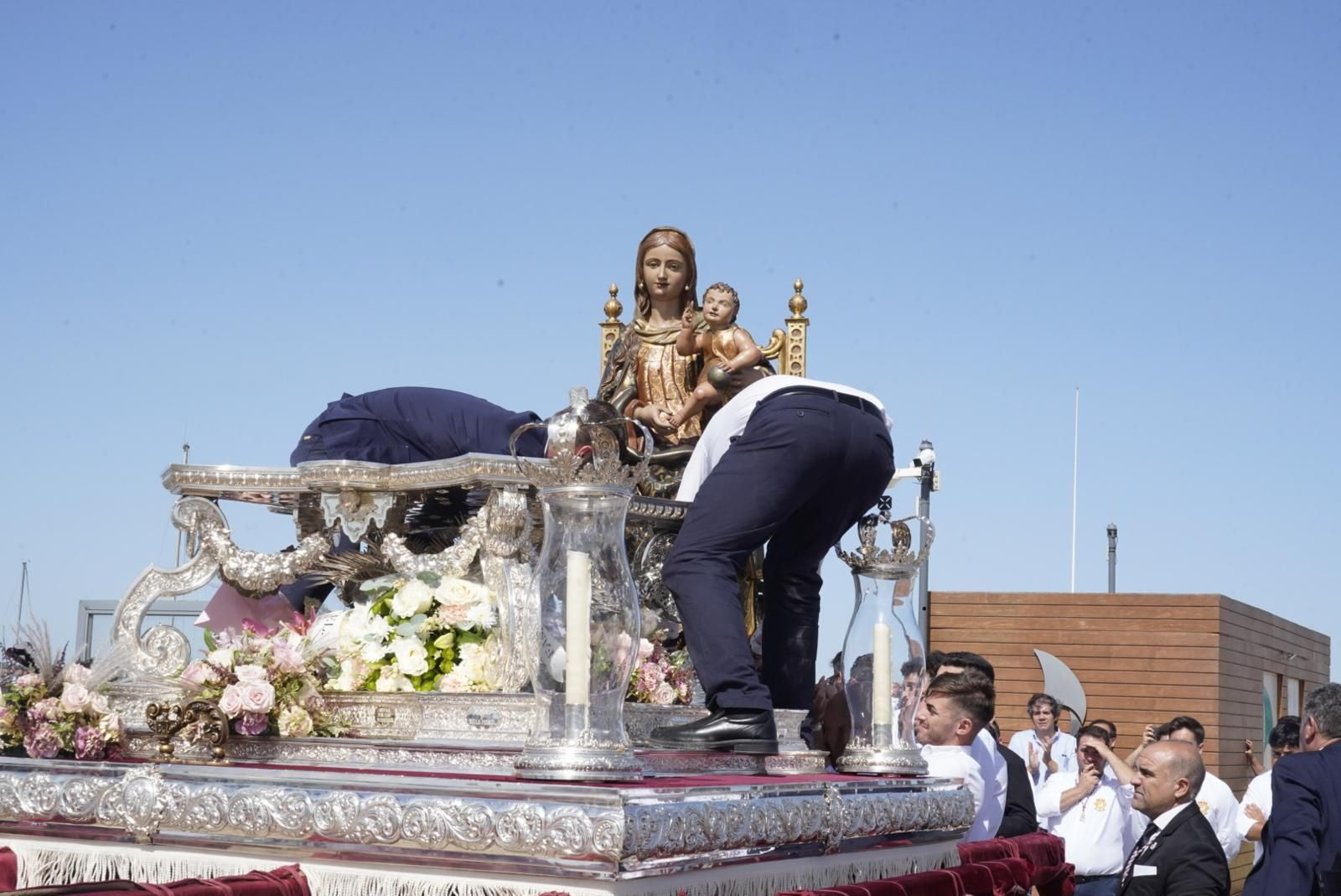 Imágenes del traslado de la Virgen de La Bella hasta el Muelle de Levante este domingo