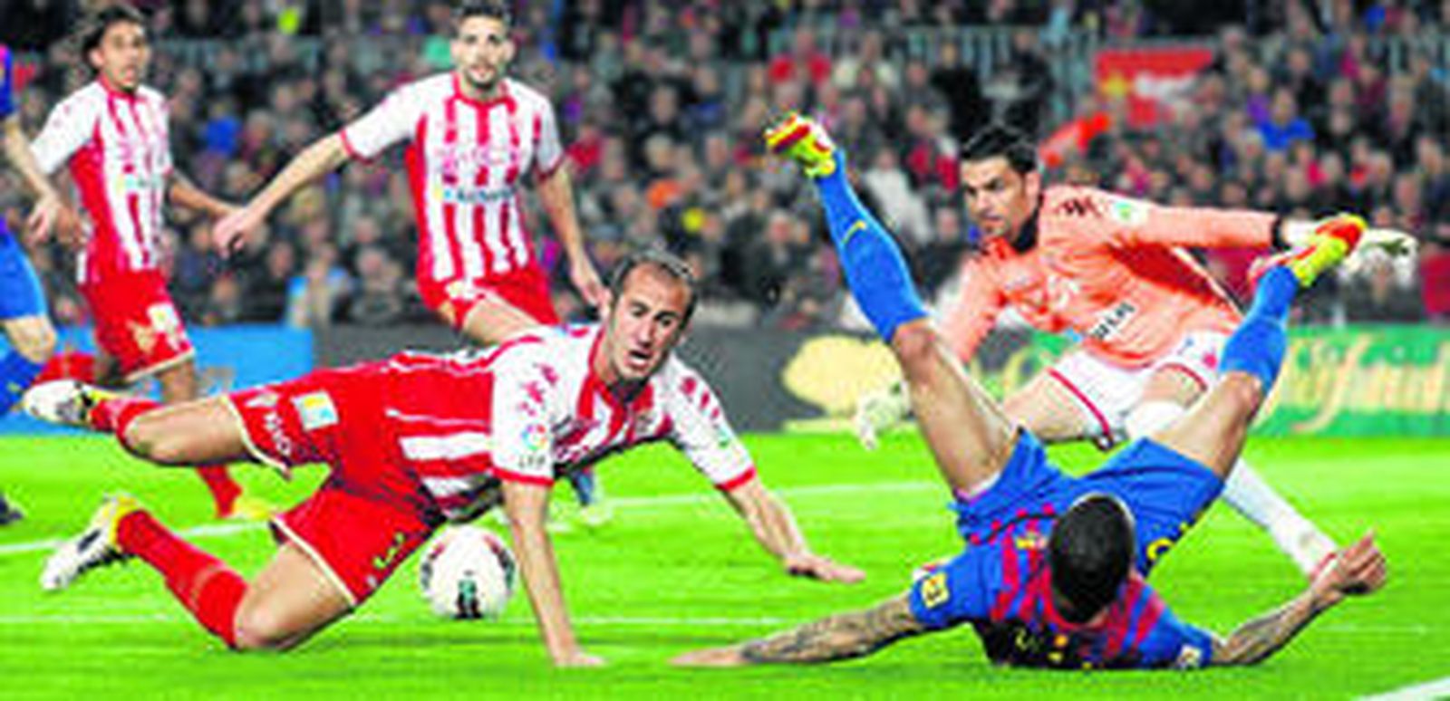 Gálvez y Juan Pablo observan el balón durante un lance con el brasileño Daniel Alves.
