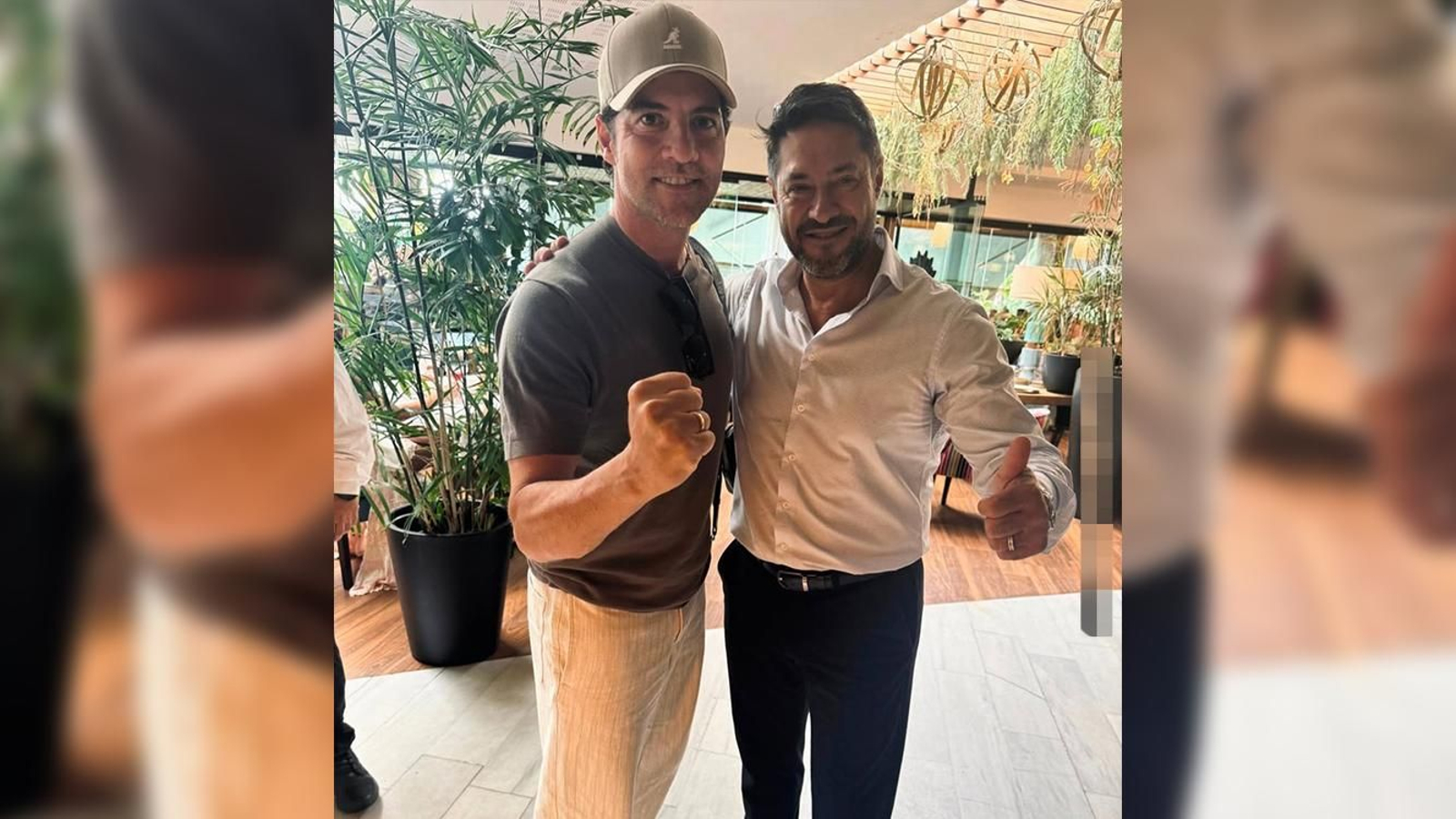 David Bisbal junto al propietario del restaurante veratense.