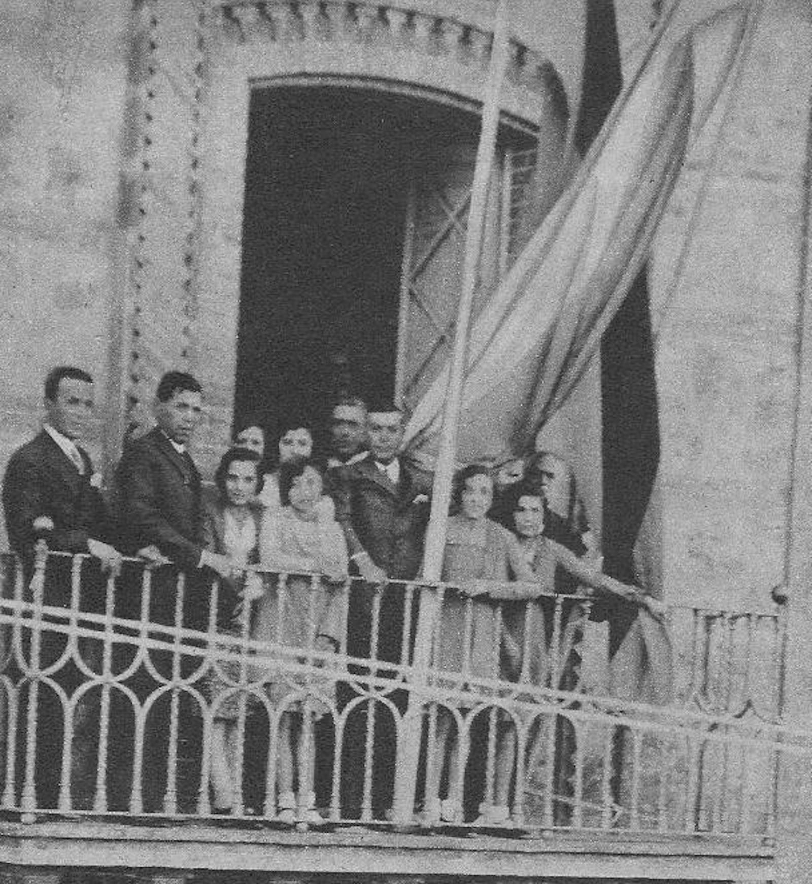 Momento del izado de la bandera de Andalucía en el Ayuntamiento de Aracena en 1932.
