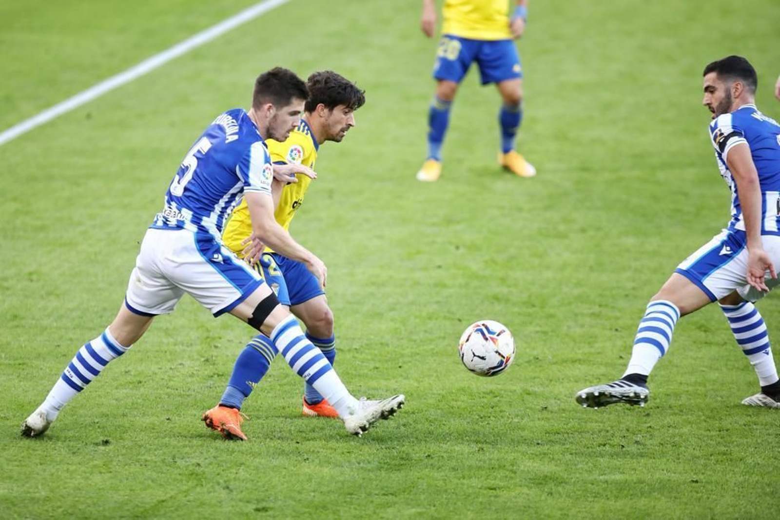 Jairo intenta hacerse con el balón entre dos contrarios.
