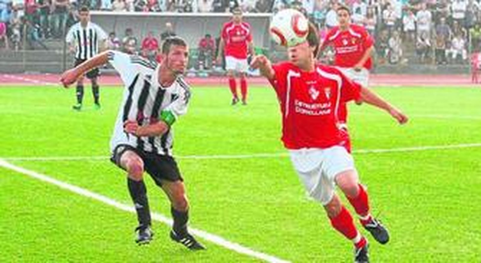 Ismael Chico (i) lucha por el balón con un rival durante el Balona/Tudelano del domingo.