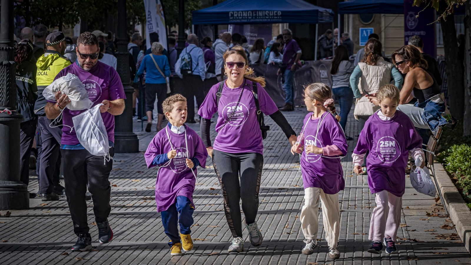 Búscate entre las imágenes de la III Carrera de Cádiz por la Eliminación de la Violencia contra las Mujeres