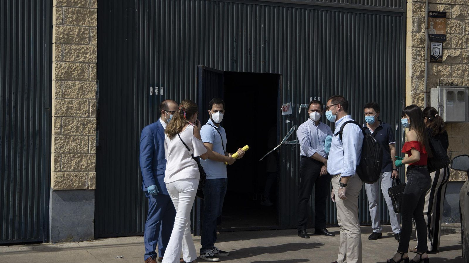 La comisión judicial, con los peritos, antes de acceder a las naves.