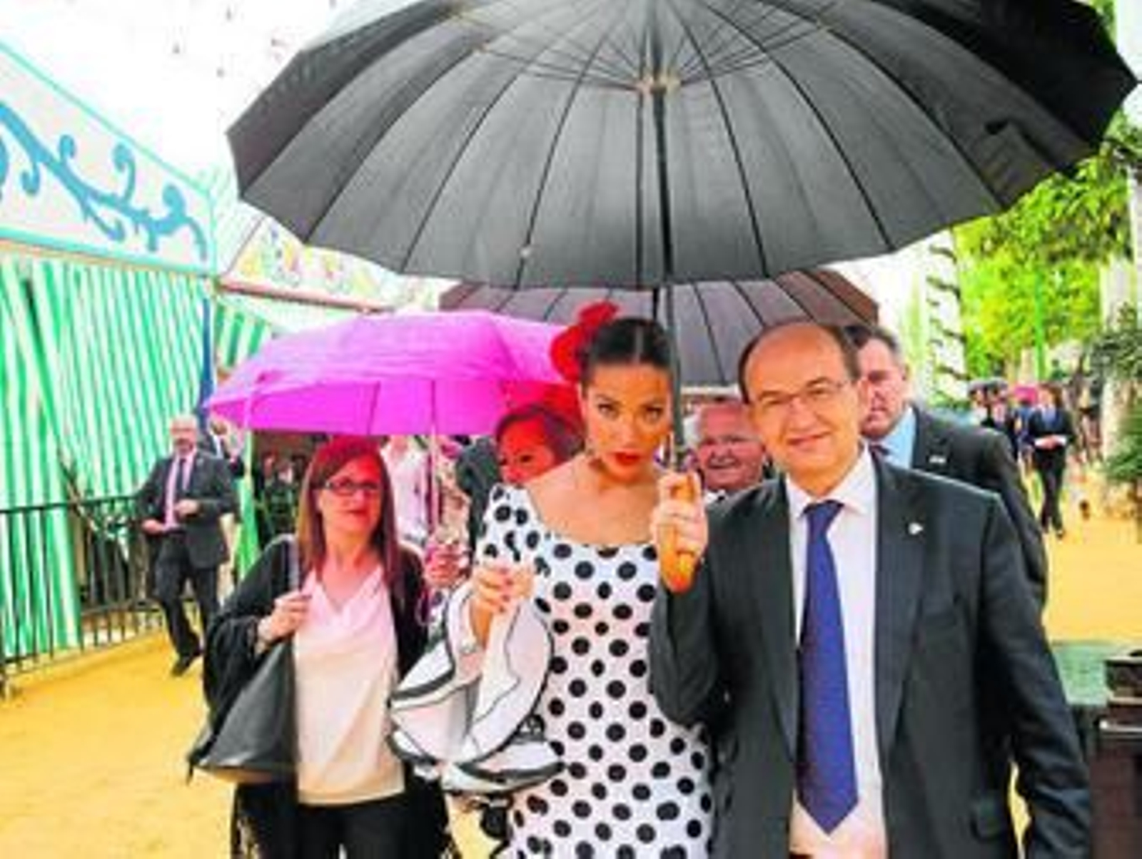 José Castro, junto a su hija durante un paseo ayer por el real de la Feria.