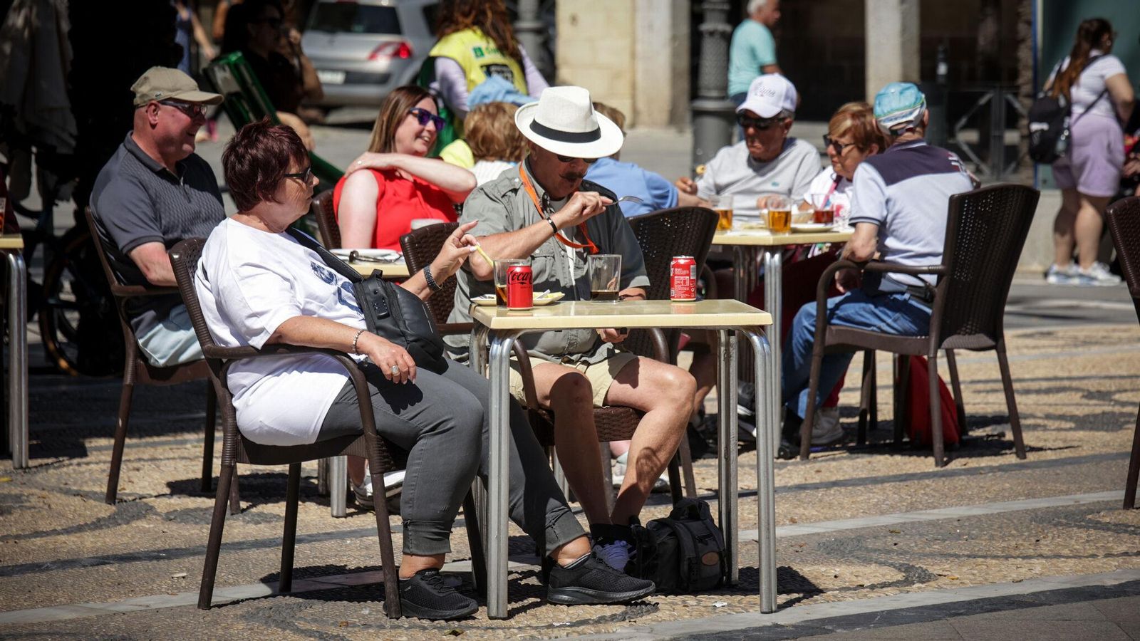 Turistas en una terraza de un bar del centro.