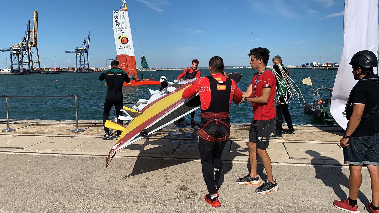 Imágenes: Buzos de la Guardia Civil sacan del mar parte de la embarcación del equipo español de SailGP