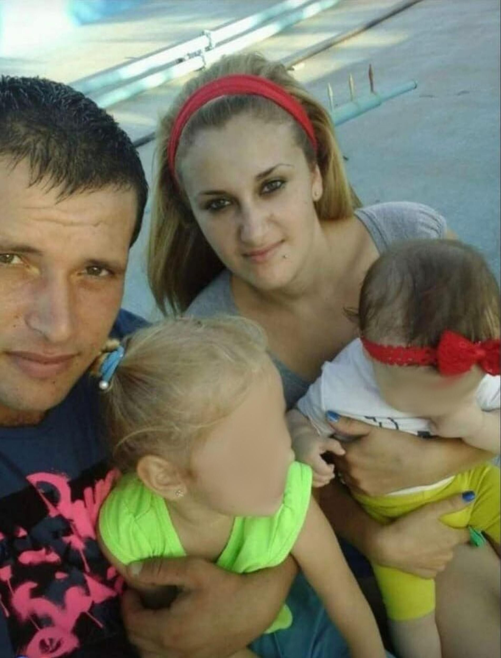 Cristina Marin, con Vassi y sus dos hijas antes del crimen.