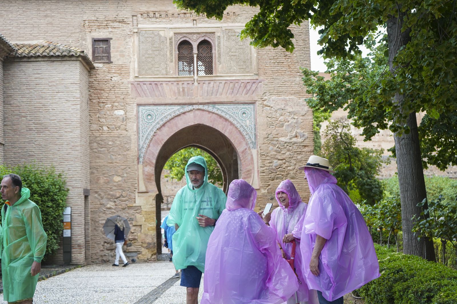 Granada da la bienvenida a un verano pasado por agua