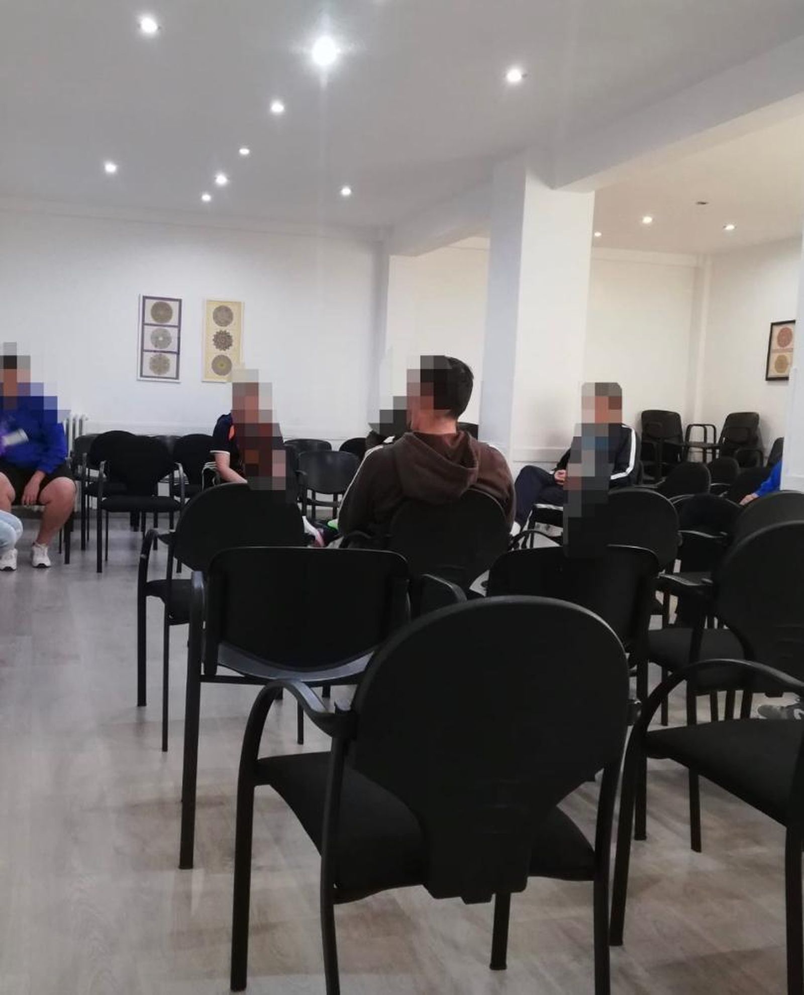 Asistentes en una terapia grupal.