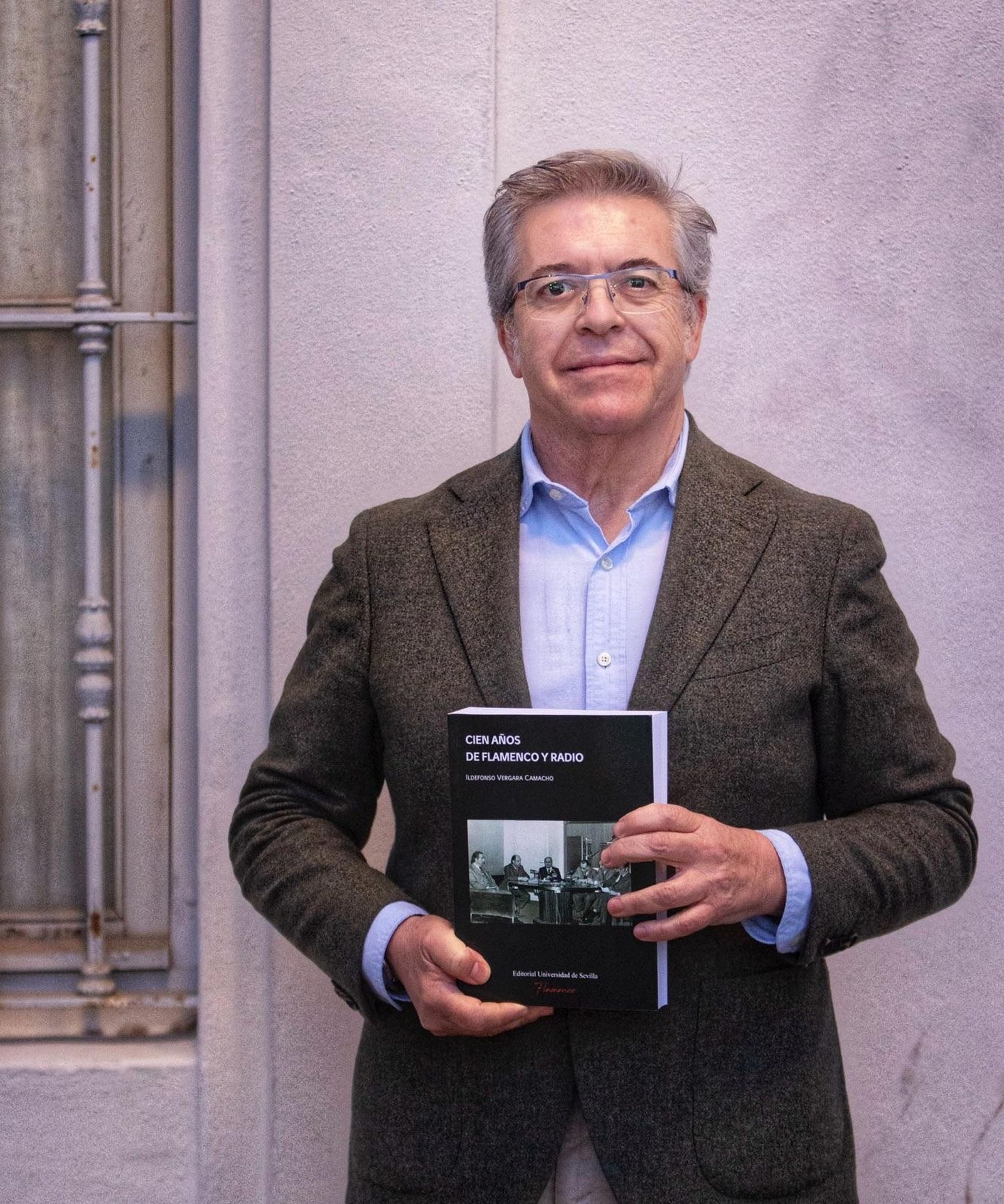 Ildefonso Vergara Camacho con su libro 'Cien años de Flamenco y Radio'.